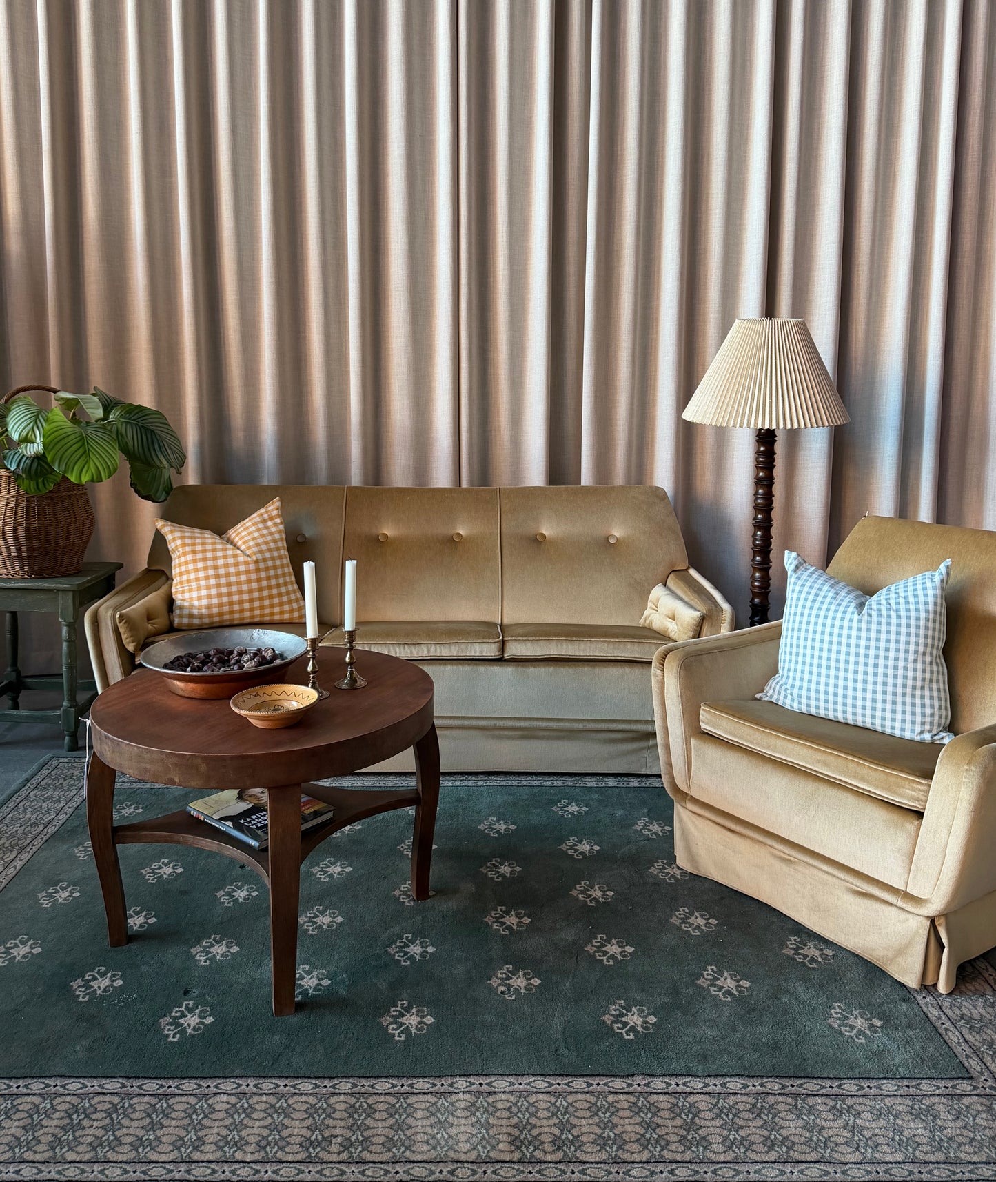 En ljus och ljuvlig champagnefärgad stoppad soffgrupp med en soffa och en tillhörande fåtölj i skön modell. Soffgruppen är gammal men i fint skick, vissa mindre skavanker kan förekomma. 