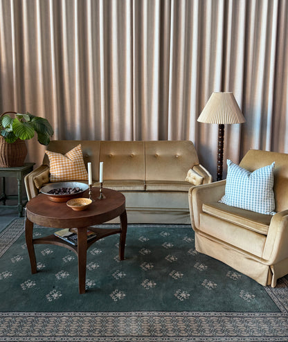 En ljus och ljuvlig champagnefärgad stoppad soffgrupp med en soffa och en tillhörande fåtölj i skön modell. Soffgruppen är gammal men i fint skick, vissa mindre skavanker kan förekomma. 