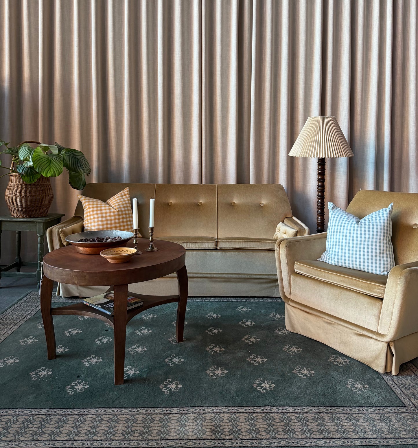 En ljus och ljuvlig champagnefärgad stoppad soffgrupp med en soffa och en tillhörande fåtölj i skön modell. Soffgruppen är gammal men i fint skick, vissa mindre skavanker kan förekomma. 