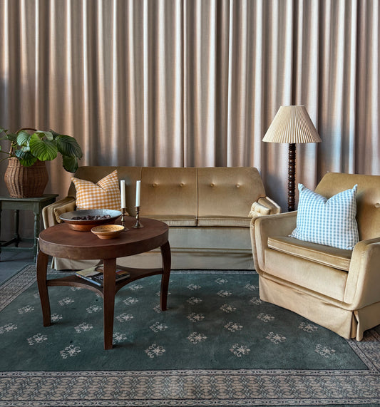 En ljus och ljuvlig champagnefärgad stoppad soffgrupp med en soffa och en tillhörande fåtölj i skön modell. Soffgruppen är gammal men i fint skick, vissa mindre skavanker kan förekomma. 