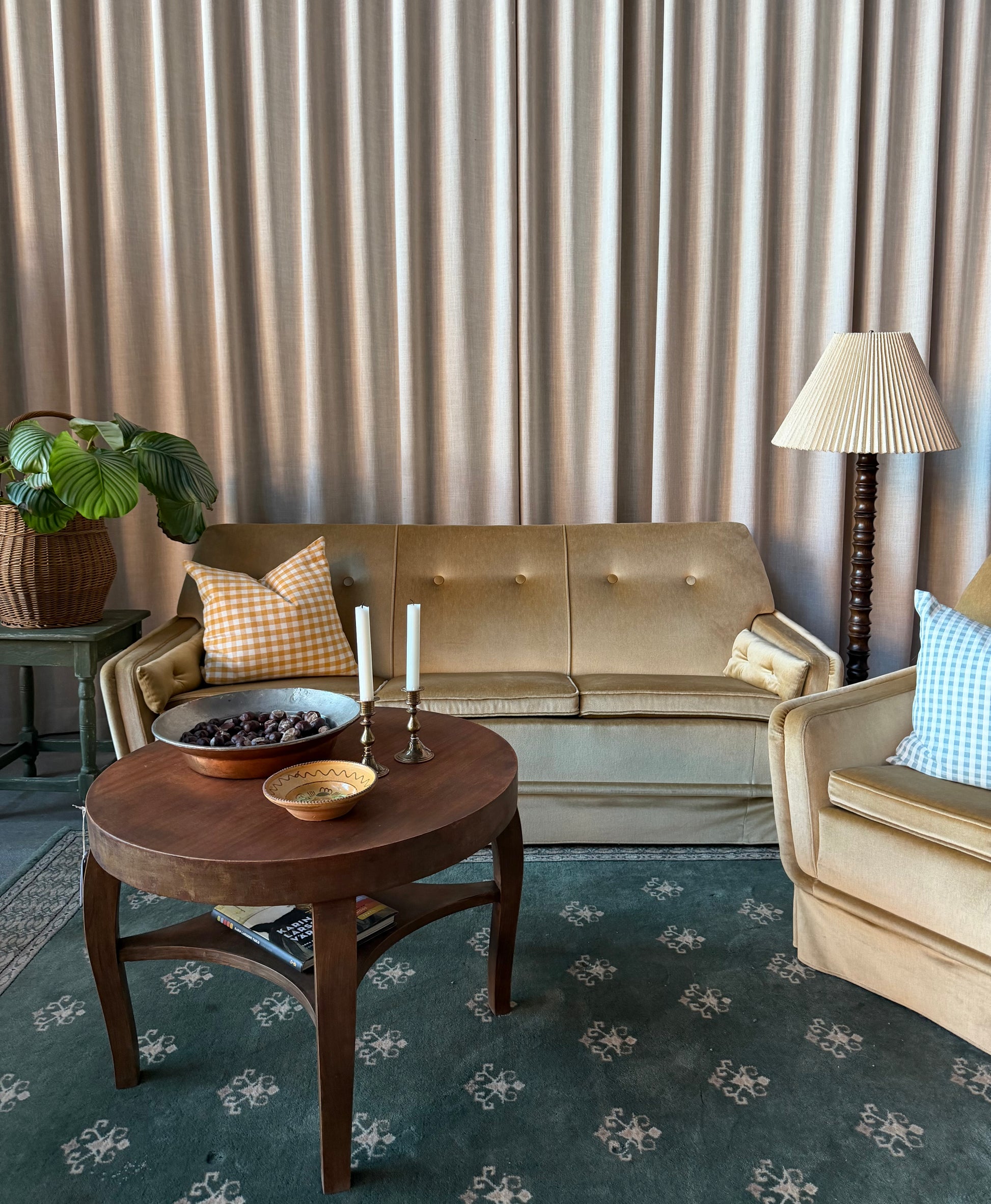 En ljus och ljuvlig champagnefärgad stoppad soffgrupp med en soffa och en tillhörande fåtölj i skön modell. Soffgruppen är gammal men i fint skick, vissa mindre skavanker kan förekomma. 