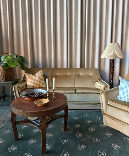 En ljus och ljuvlig champagnefärgad stoppad soffgrupp med en soffa och en tillhörande fåtölj i skön modell. Soffgruppen är gammal men i fint skick, vissa mindre skavanker kan förekomma. 