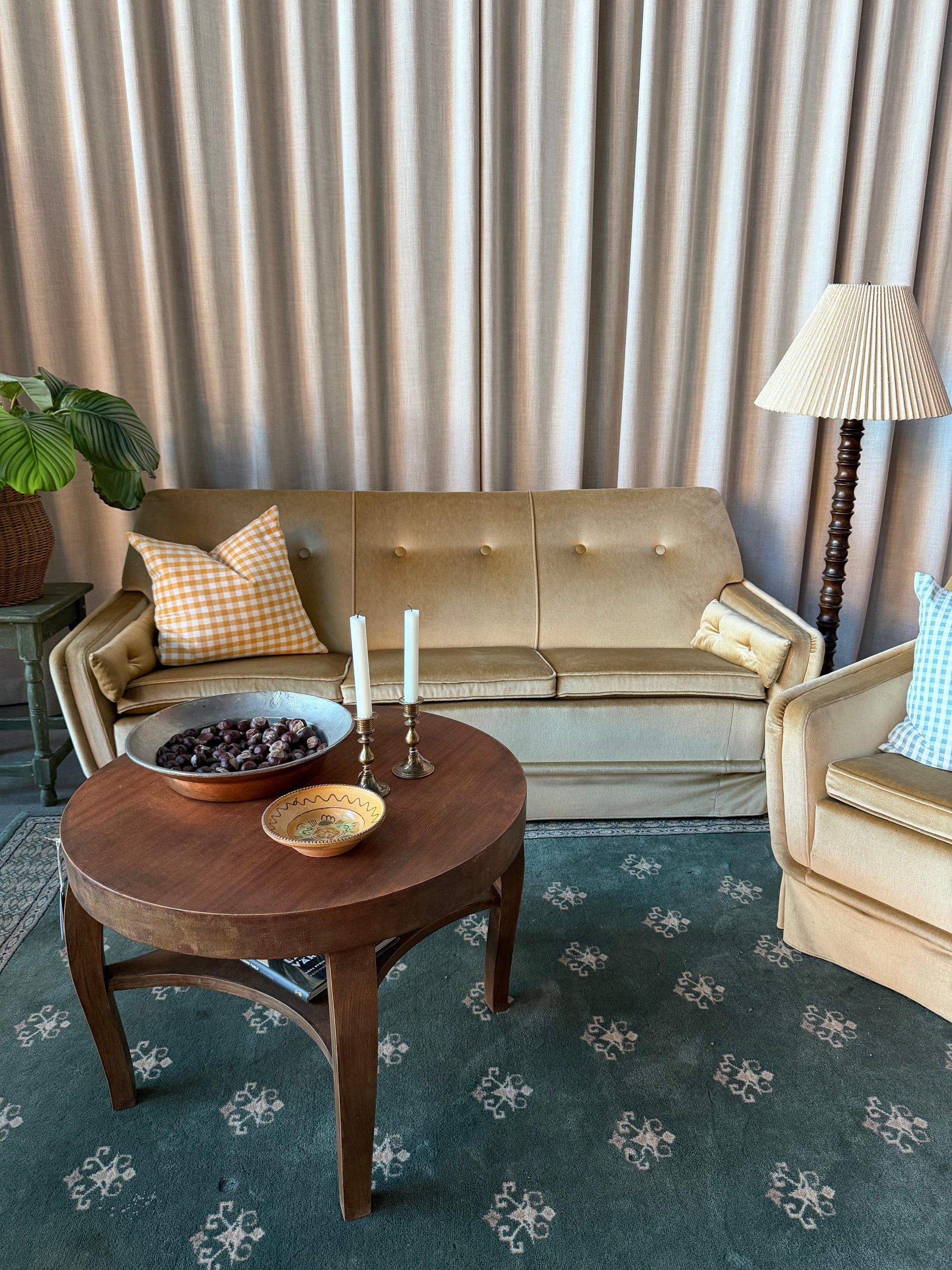 En ljus och ljuvlig champagnefärgad stoppad soffgrupp med en soffa och en tillhörande fåtölj i skön modell. Soffgruppen är gammal men i fint skick, vissa mindre skavanker kan förekomma. 