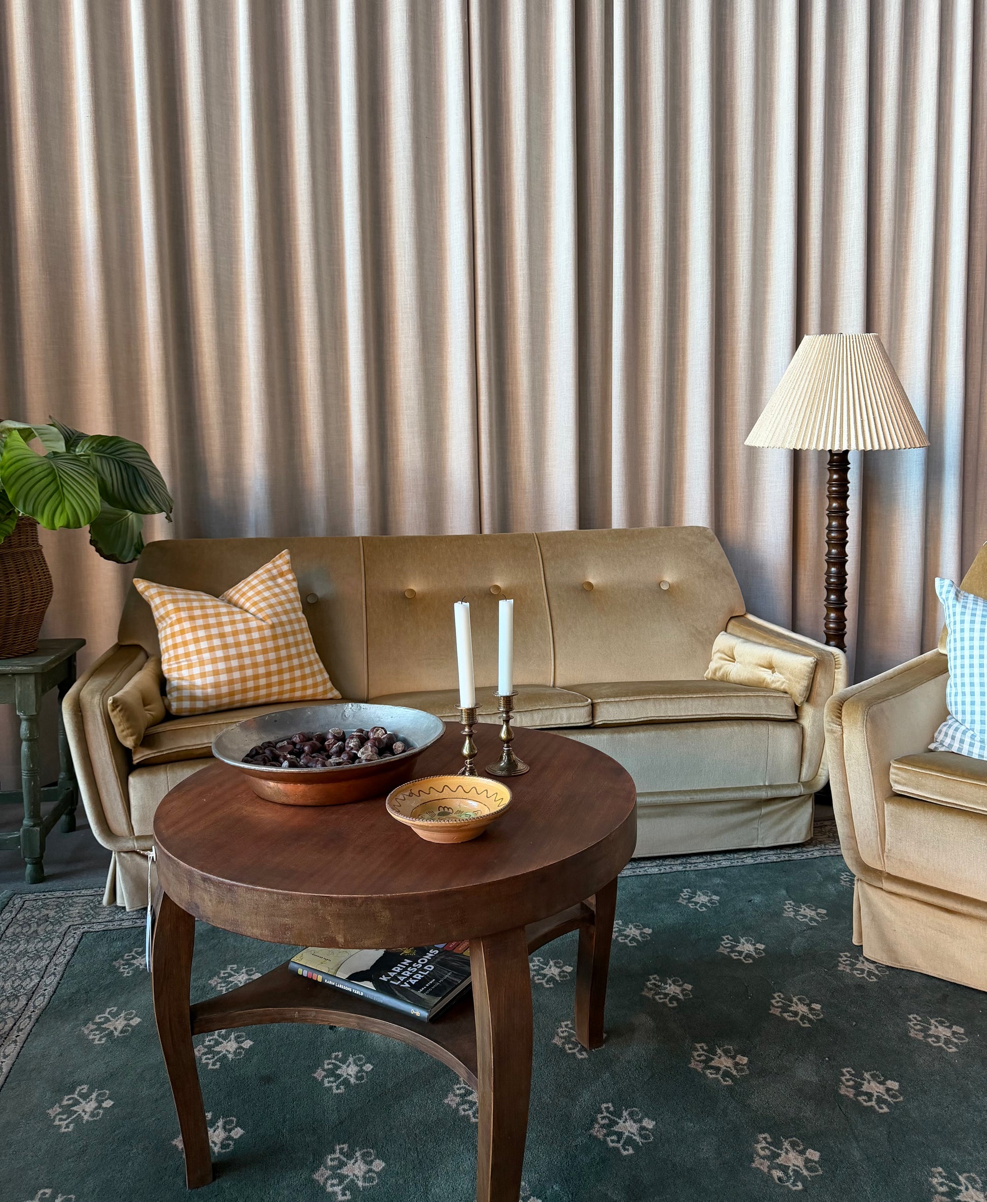 En ljus och ljuvlig champagnefärgad stoppad soffgrupp med en soffa och en tillhörande fåtölj i skön modell. Soffgruppen är gammal men i fint skick, vissa mindre skavanker kan förekomma. 