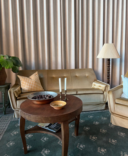 En ljus och ljuvlig champagnefärgad stoppad soffgrupp med en soffa och en tillhörande fåtölj i skön modell. Soffgruppen är gammal men i fint skick, vissa mindre skavanker kan förekomma. 