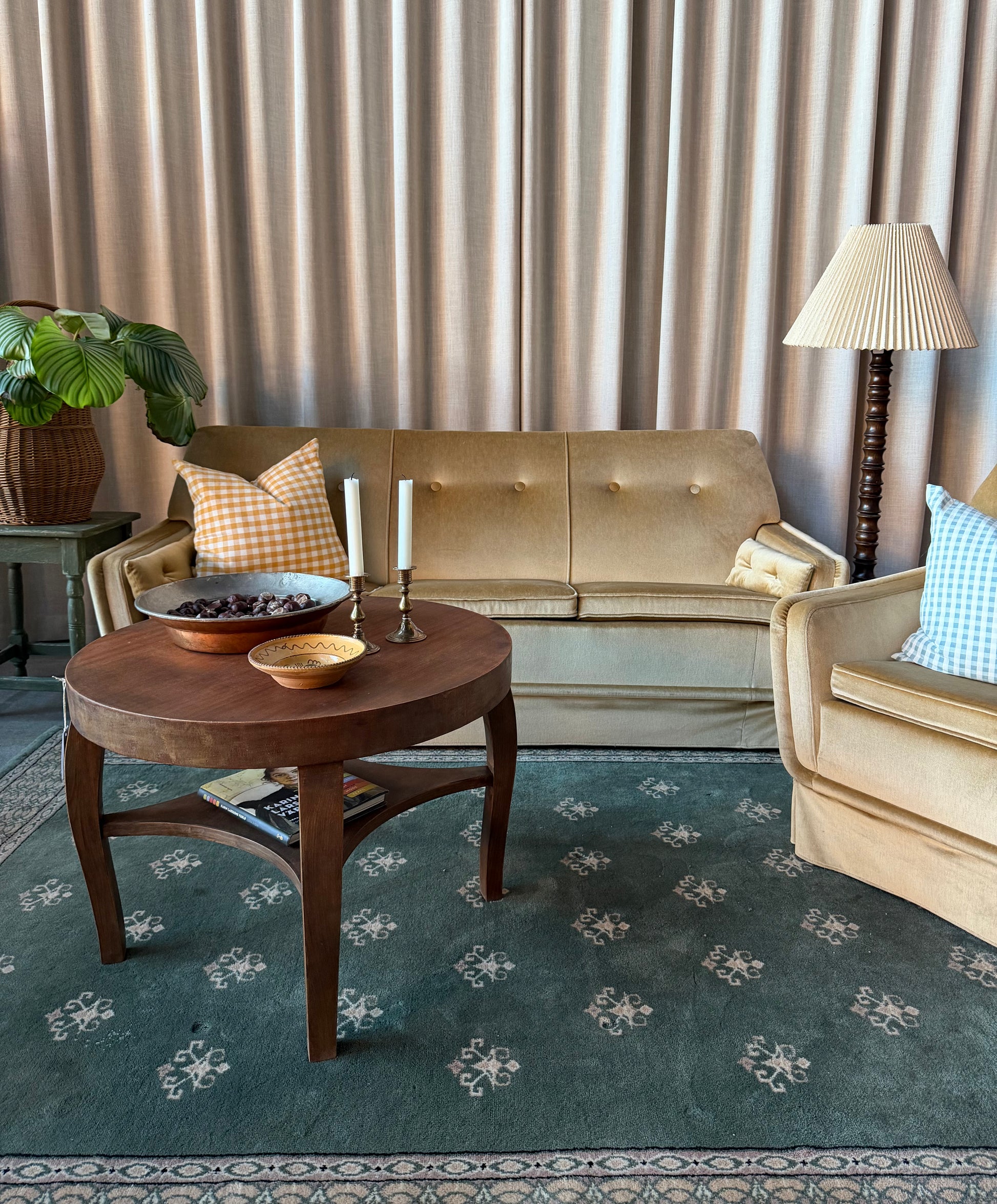 En ljus och ljuvlig champagnefärgad stoppad soffgrupp med en soffa och en tillhörande fåtölj i skön modell. Soffgruppen är gammal men i fint skick, vissa mindre skavanker kan förekomma. 