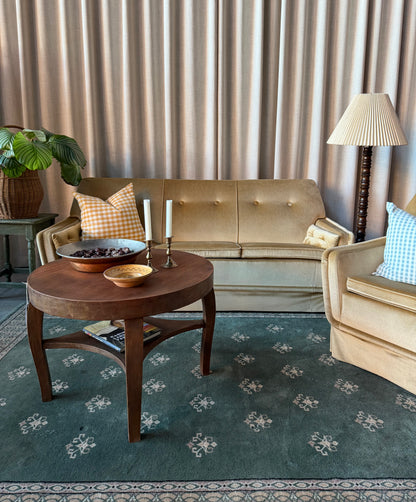 En ljus och ljuvlig champagnefärgad stoppad soffgrupp med en soffa och en tillhörande fåtölj i skön modell. Soffgruppen är gammal men i fint skick, vissa mindre skavanker kan förekomma. 