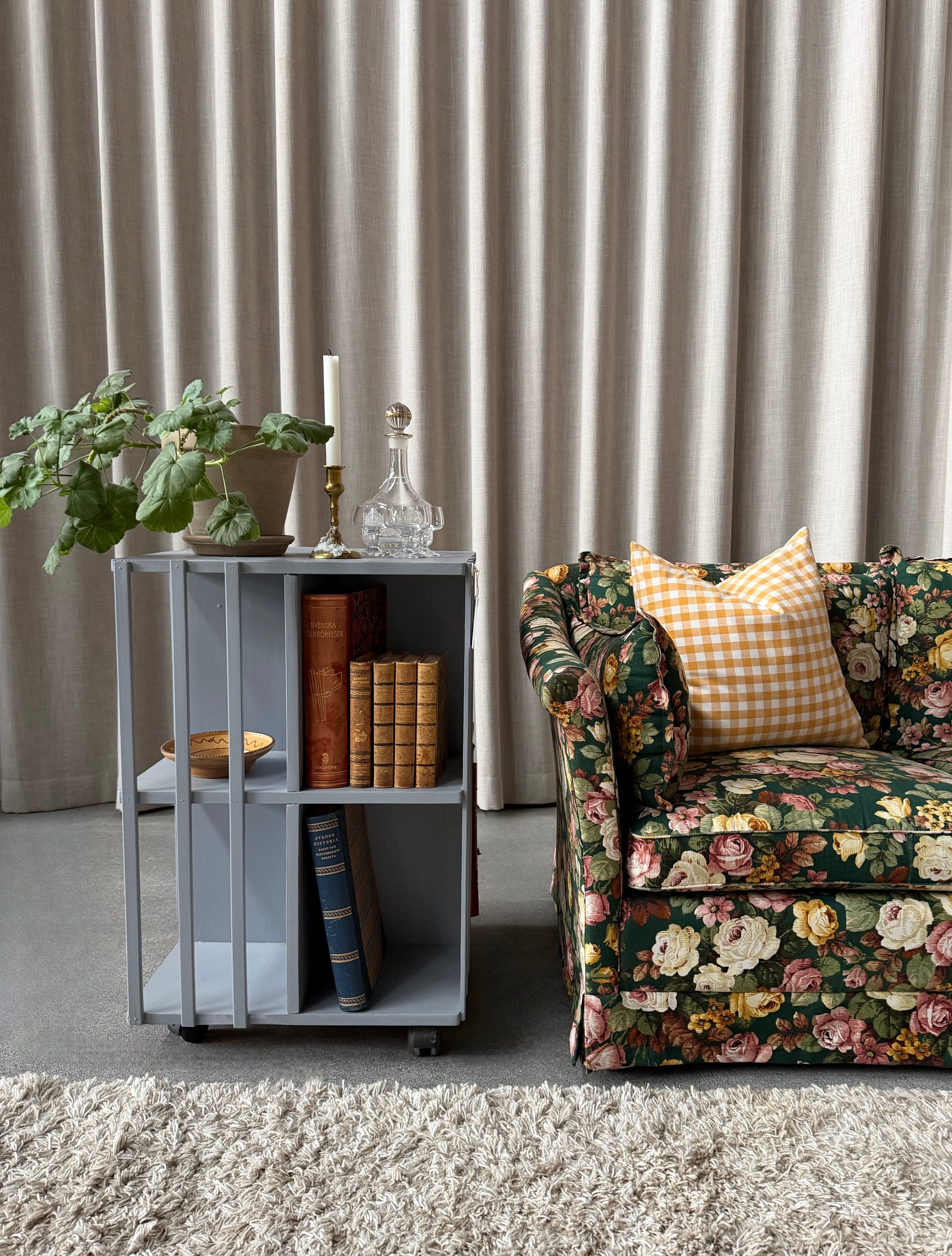 Ett vackert kvadratiskt sidebord/litet bord på hjul med ljuvliga små hyllor/fack på alla sidor vilket gör att det passar fint i rummet som sidebord att fylla med böcker och andra stilleben. Det är varsamt renoverat och målat i en ljust blå/grå kulör. 