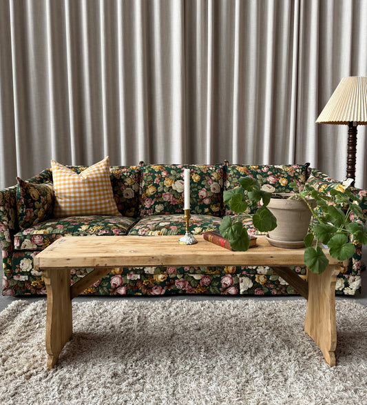 En gammal vacker träbänk.
Produkten är gammal med spår av tidens tand.
