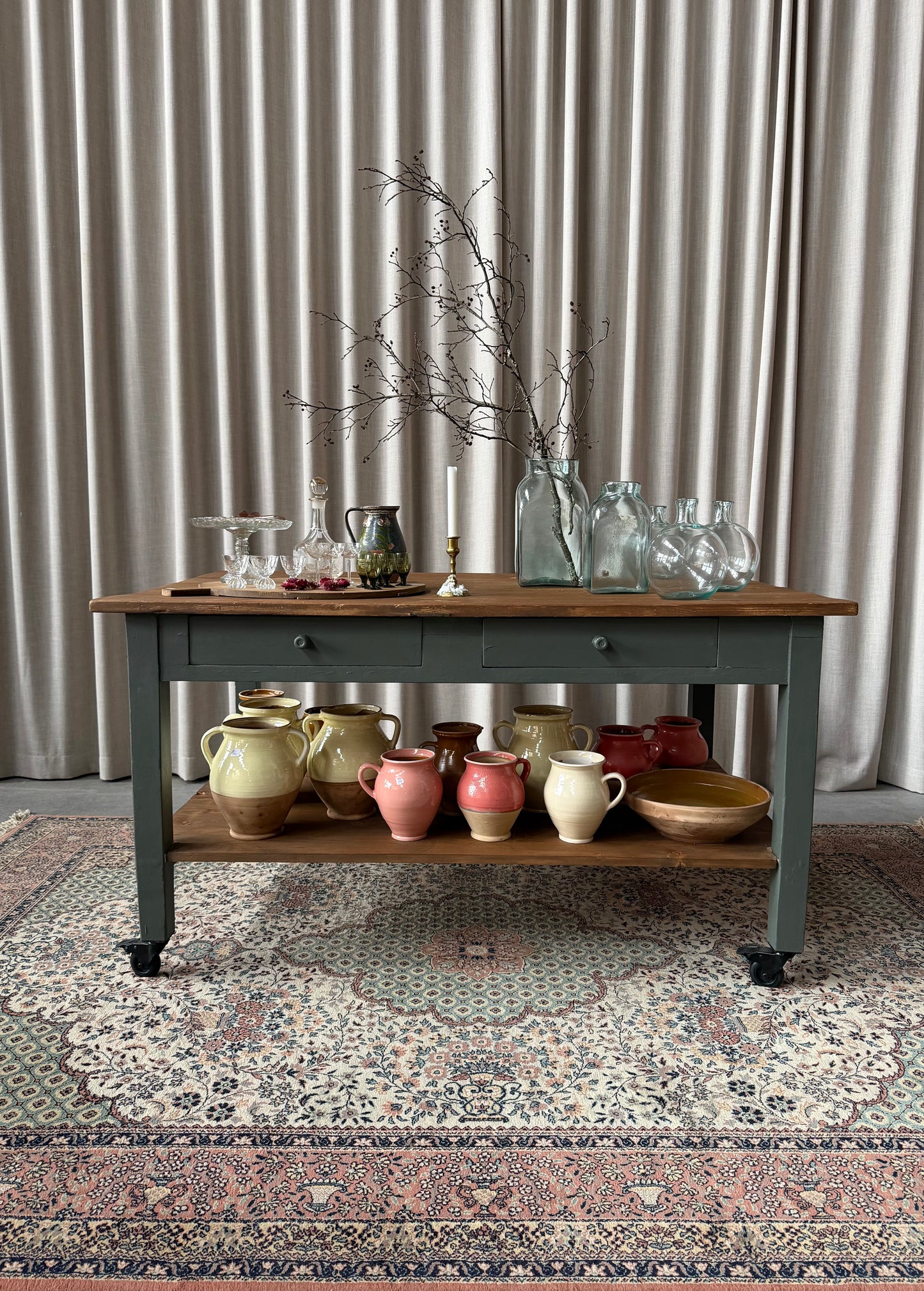 En vacker köksö/bord med en underhylla som rymmer massor och två små lådor för förvaring samt en fin detalj. Köksön/bordet har hjul som går att låsa vilket är otroligt praktiskt & snyggt! 