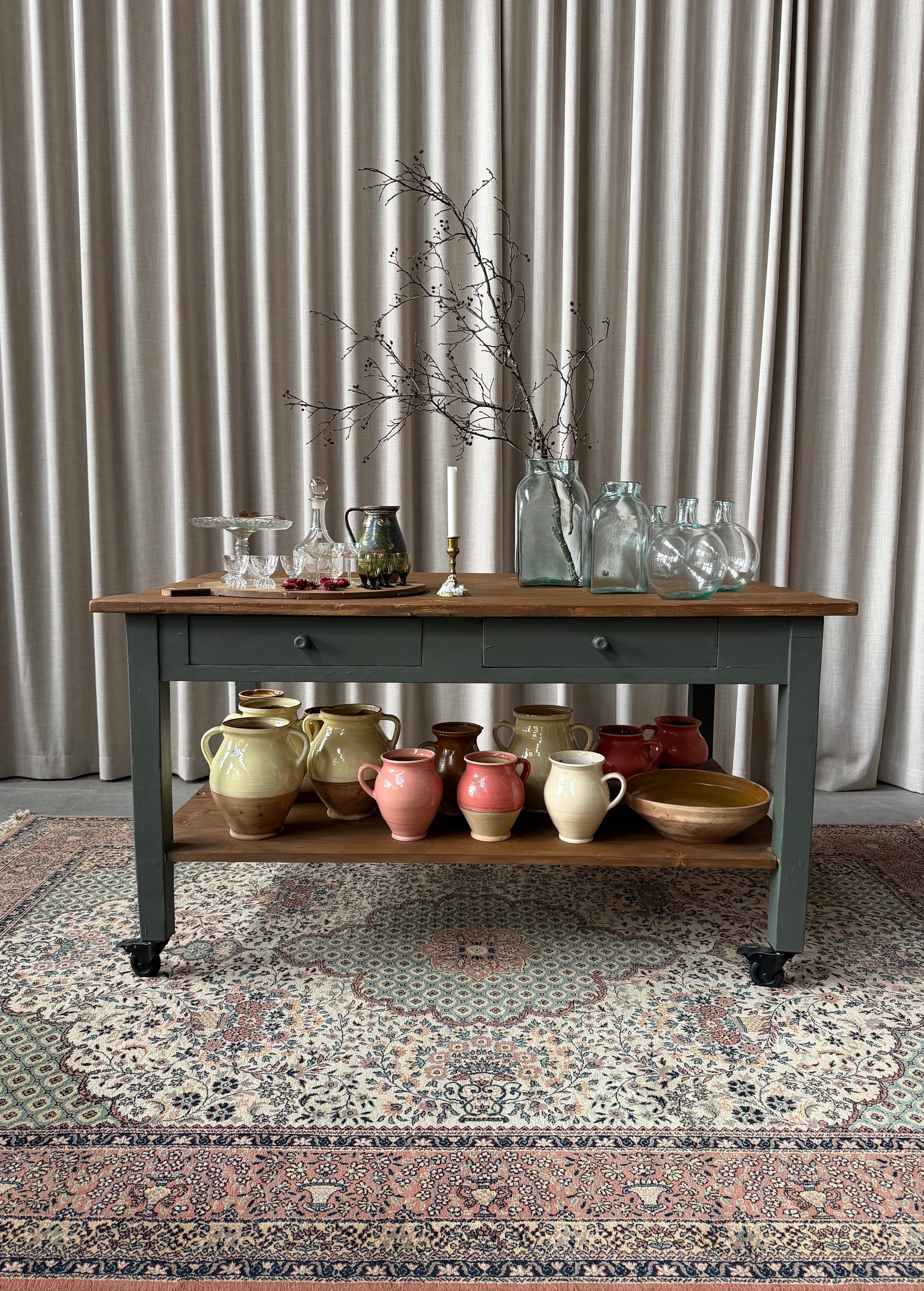 En vacker köksö/bord med en underhylla som rymmer massor och två små lådor för förvaring samt en fin detalj. Köksön/bordet har hjul som går att låsa vilket är otroligt praktiskt & snyggt! 