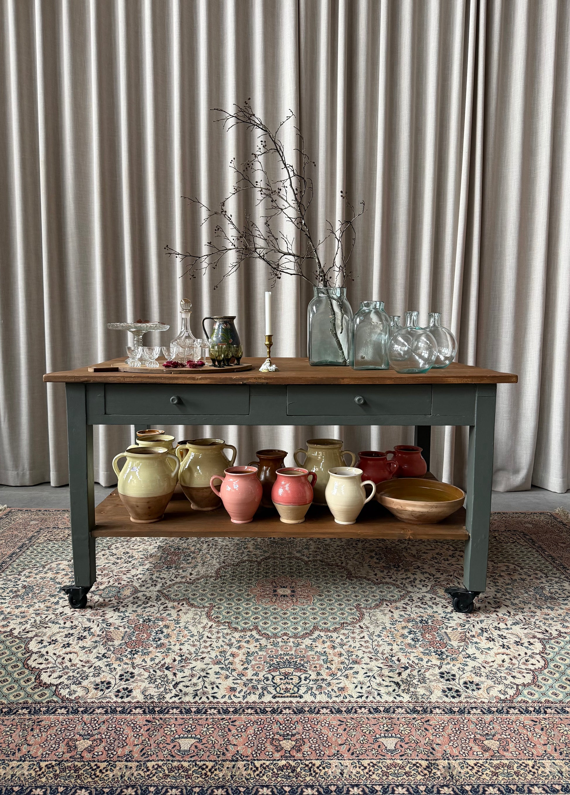 En vacker köksö/bord med en underhylla som rymmer massor och två små lådor för förvaring samt en fin detalj. Köksön/bordet har hjul som går att låsa vilket är otroligt praktiskt & snyggt! 