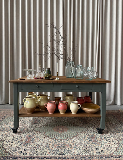 En vacker köksö/bord med en underhylla som rymmer massor och två små lådor för förvaring samt en fin detalj. Köksön/bordet har hjul som går att låsa vilket är otroligt praktiskt & snyggt! 