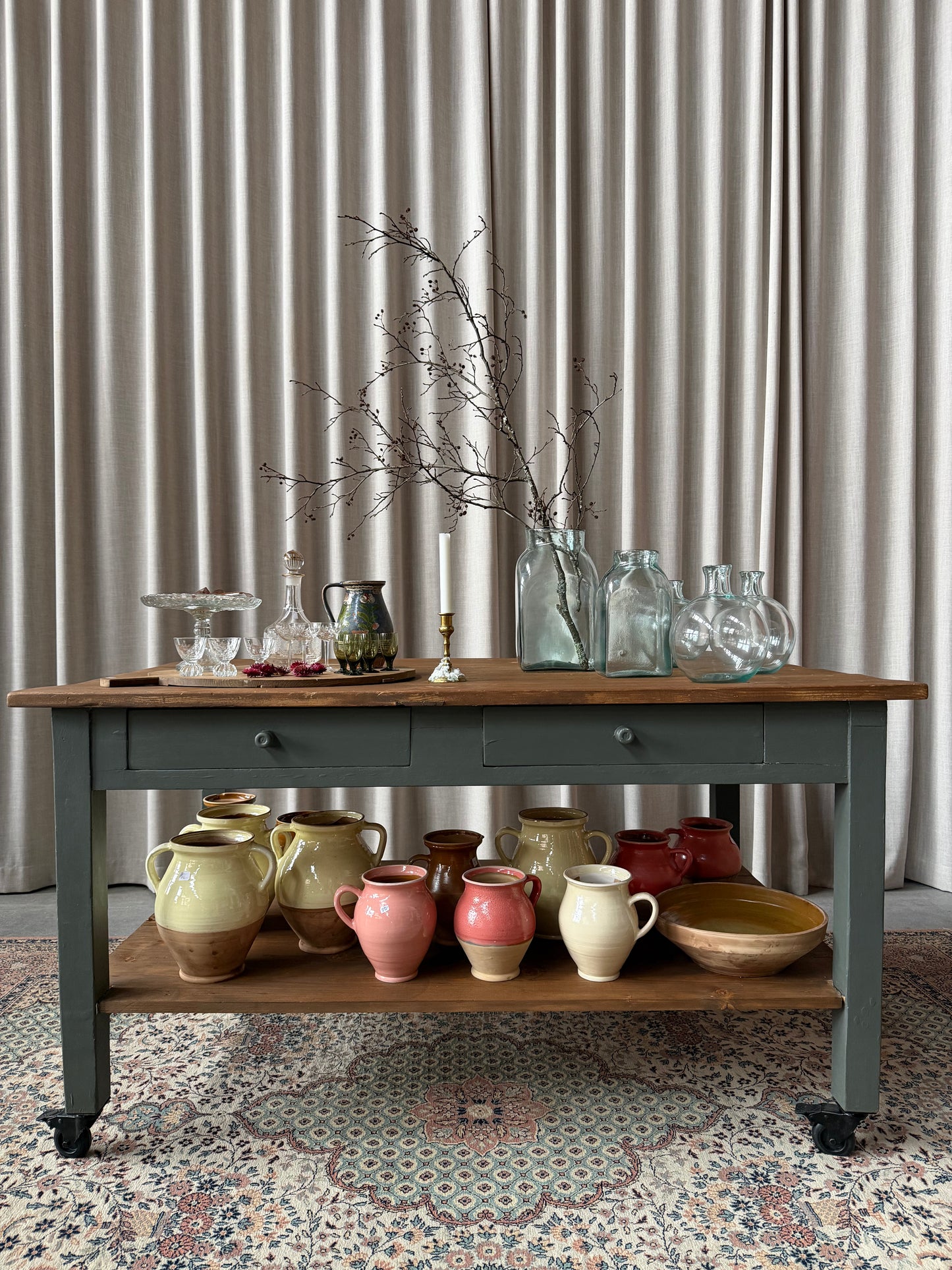 En vacker köksö/bord med en underhylla som rymmer massor och två små lådor för förvaring samt en fin detalj. Köksön/bordet har hjul som går att låsa vilket är otroligt praktiskt &snyggt! 