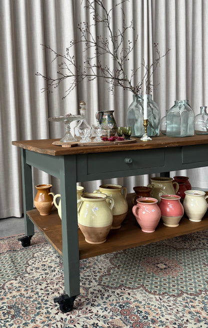 En vacker köksö/bord med en underhylla som rymmer massor och två små lådor för förvaring samt en fin detalj. Köksön/bordet har hjul som går att låsa vilket är otroligt praktiskt & snyggt! 