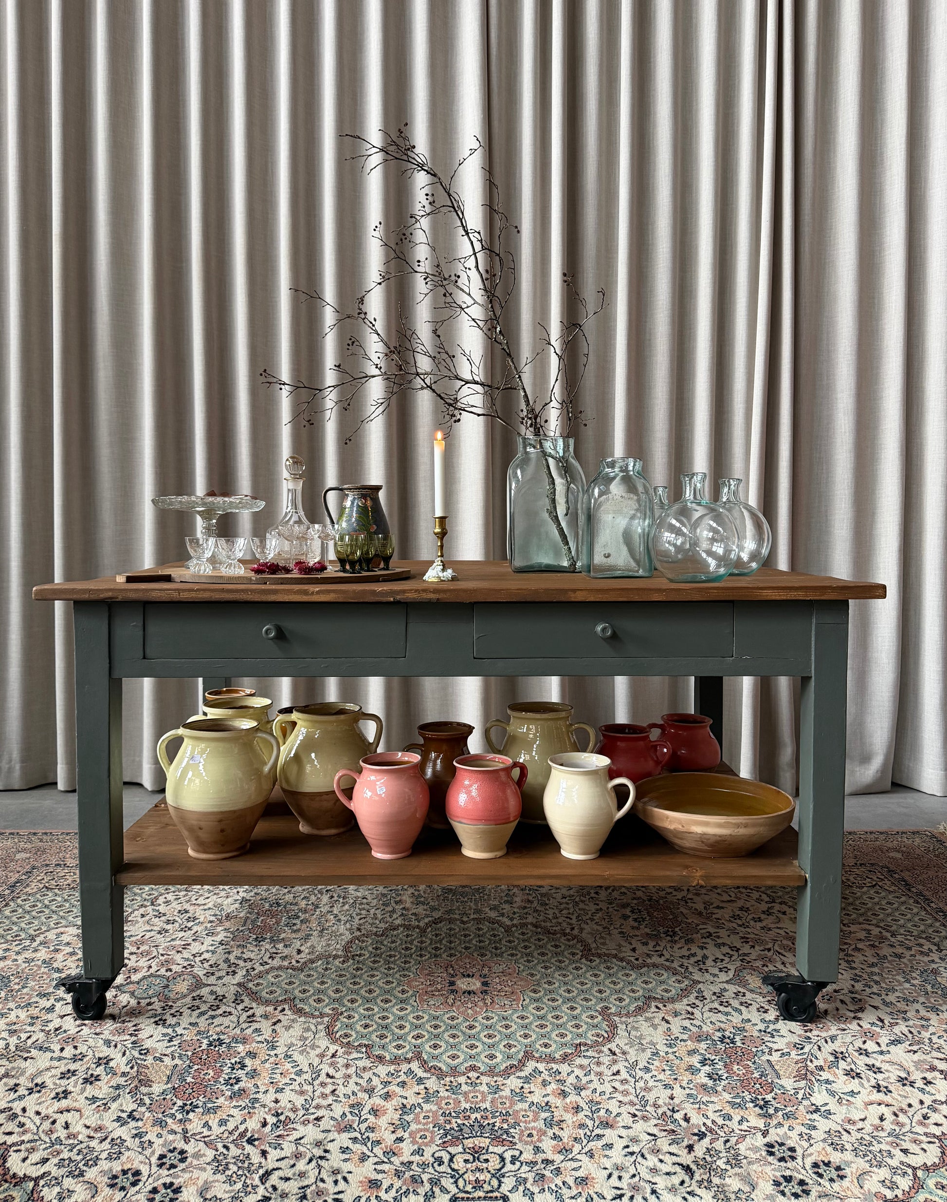 En vacker köksö/bord med en underhylla som rymmer massor och två små lådor för förvaring samt en fin detalj. Köksön/bordet har hjul som går att låsa vilket är otroligt praktiskt & snyggt!