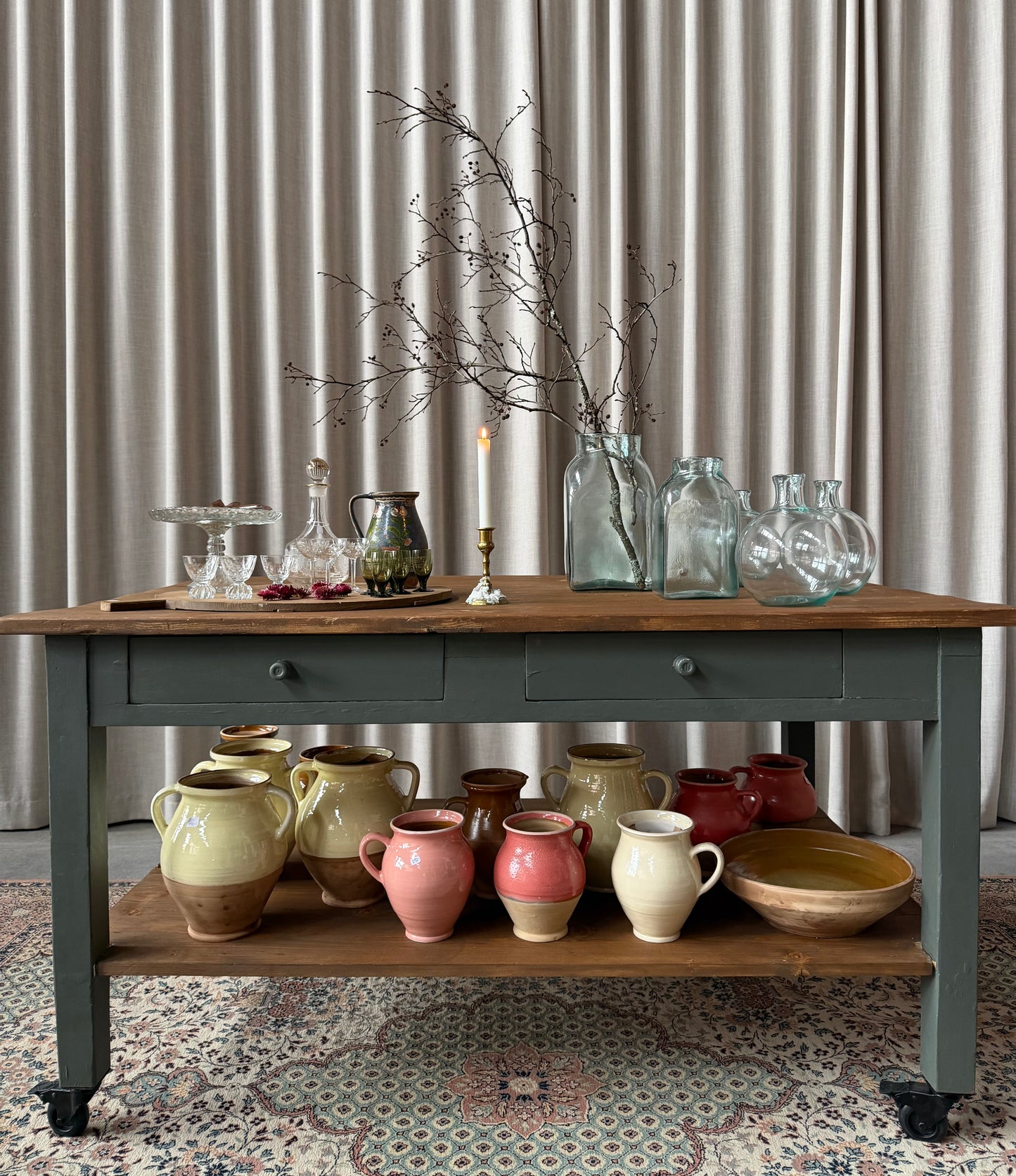 En vacker köksö/bord med en underhylla som rymmer massor och två små lådor för förvaring samt en fin detalj. Köksön/bordet har hjul som går att låsa vilket är otroligt praktiskt &amp; snyggt! 