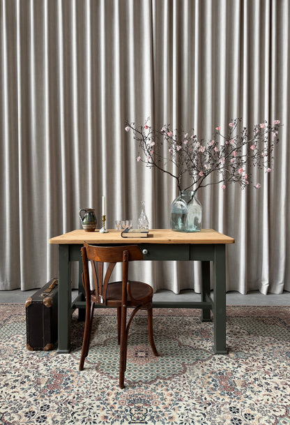 Ett vackert gammalt bord med fin patina som passar för både kontoret som skrivbord, det mindre köket eller planteringsbord i växthuset. Bordet har en liten låda med en ny porslinsknopp i äldre stil. 