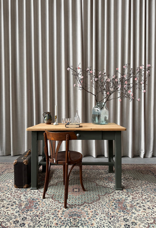 Ett vackert gammalt bord med fin patina som passar för både kontoret som skrivbord, det mindre köket eller planteringsbord i växthuset. Bordet har en liten låda med en ny porslinsknopp i äldre stil. 