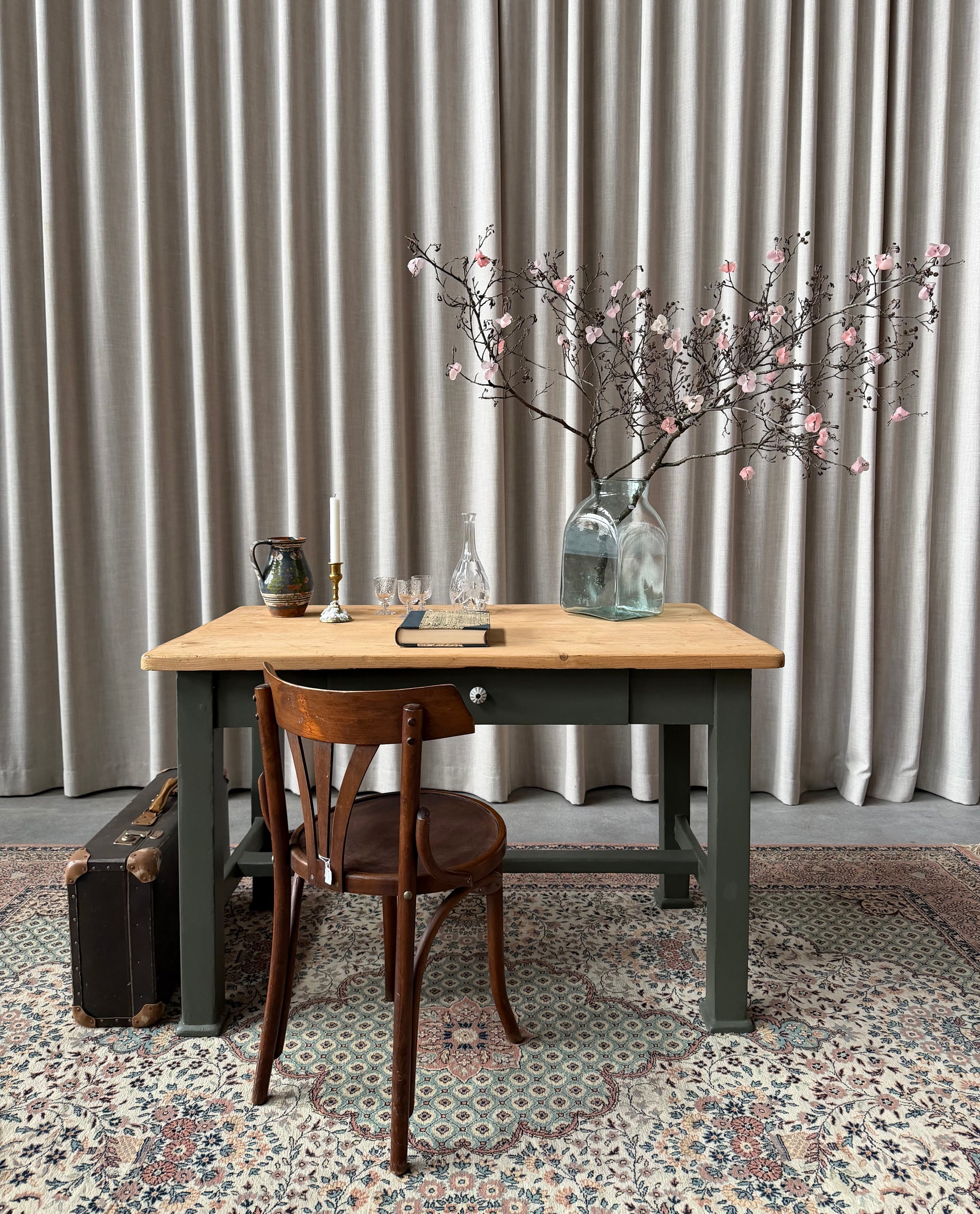 Ett vackert gammalt bord med fin patina som passar för både kontoret som skrivbord, det mindre köket eller planteringsbord i växthuset. Bordet har en liten låda med en ny porslinsknopp i äldre stil. 