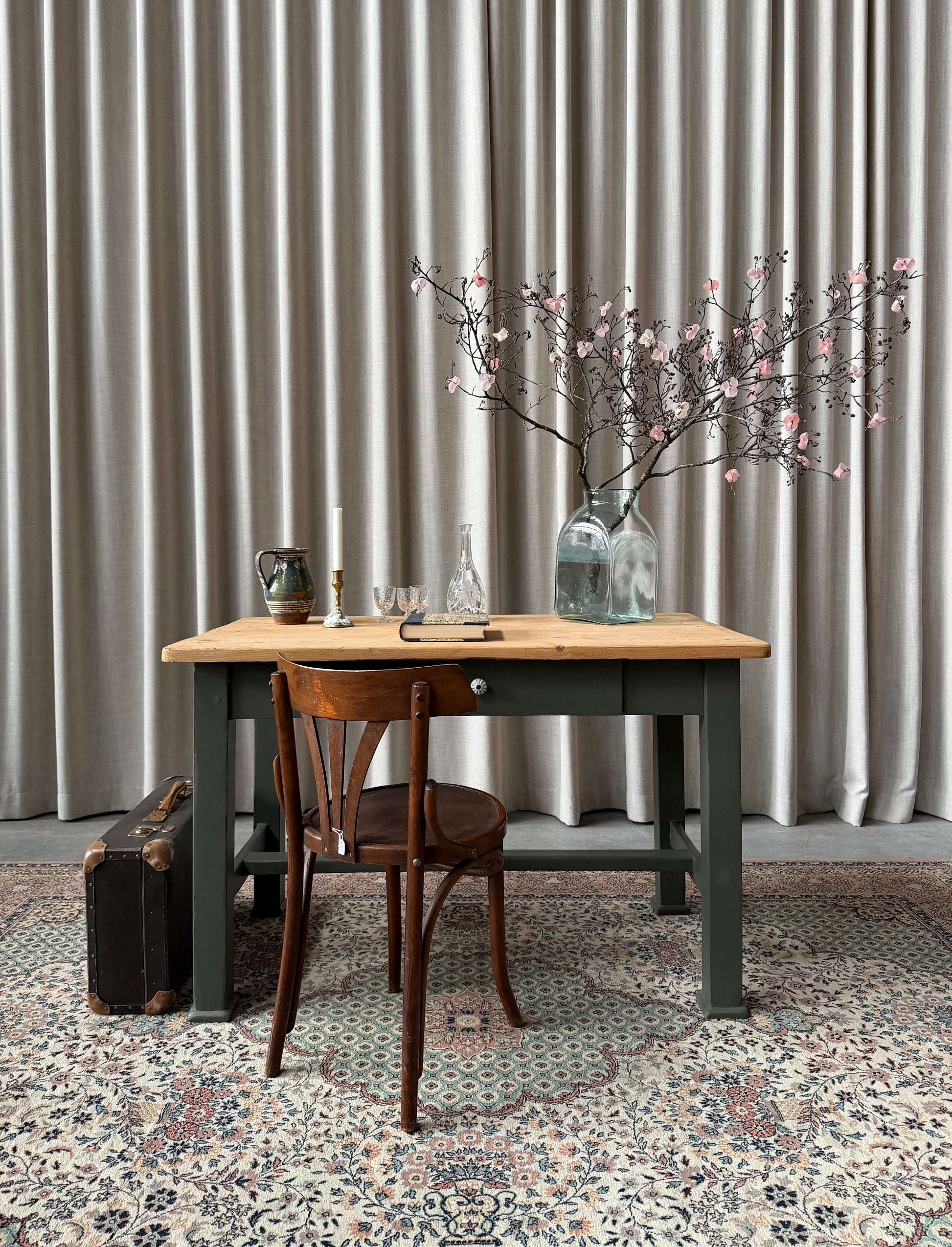 Ett vackert gammalt bord med fin patina som passar för både kontoret som skrivbord, det mindre köket eller planteringsbord i växthuset. Bordet har en liten låda med en ny porslinsknopp i äldre stil. 