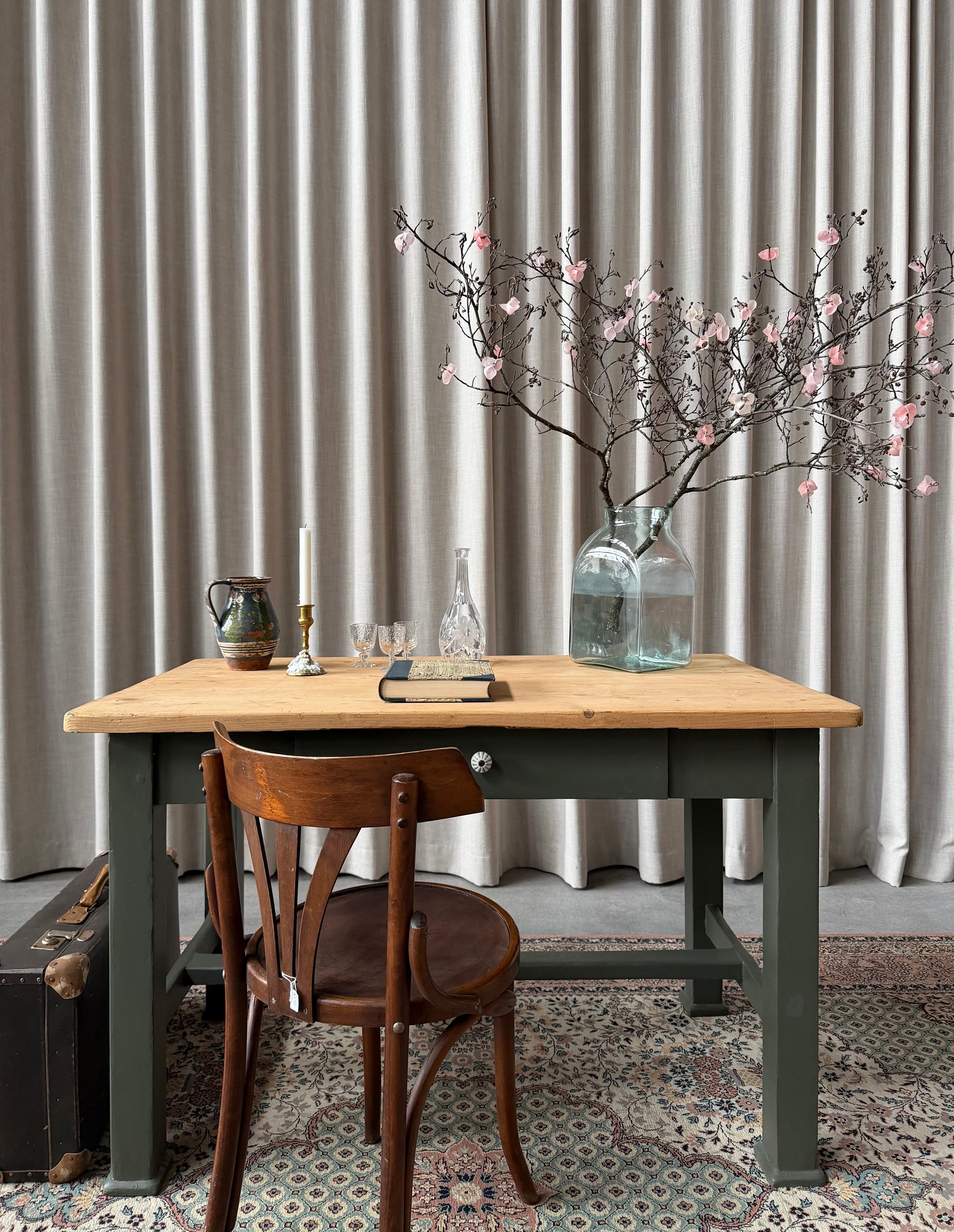 Ett vackert gammalt bord med fin patina som passar för både kontoret som skrivbord, det mindre köket eller planteringsbord i växthuset. Bordet har en liten låda med en ny porslinsknopp i äldre stil. 