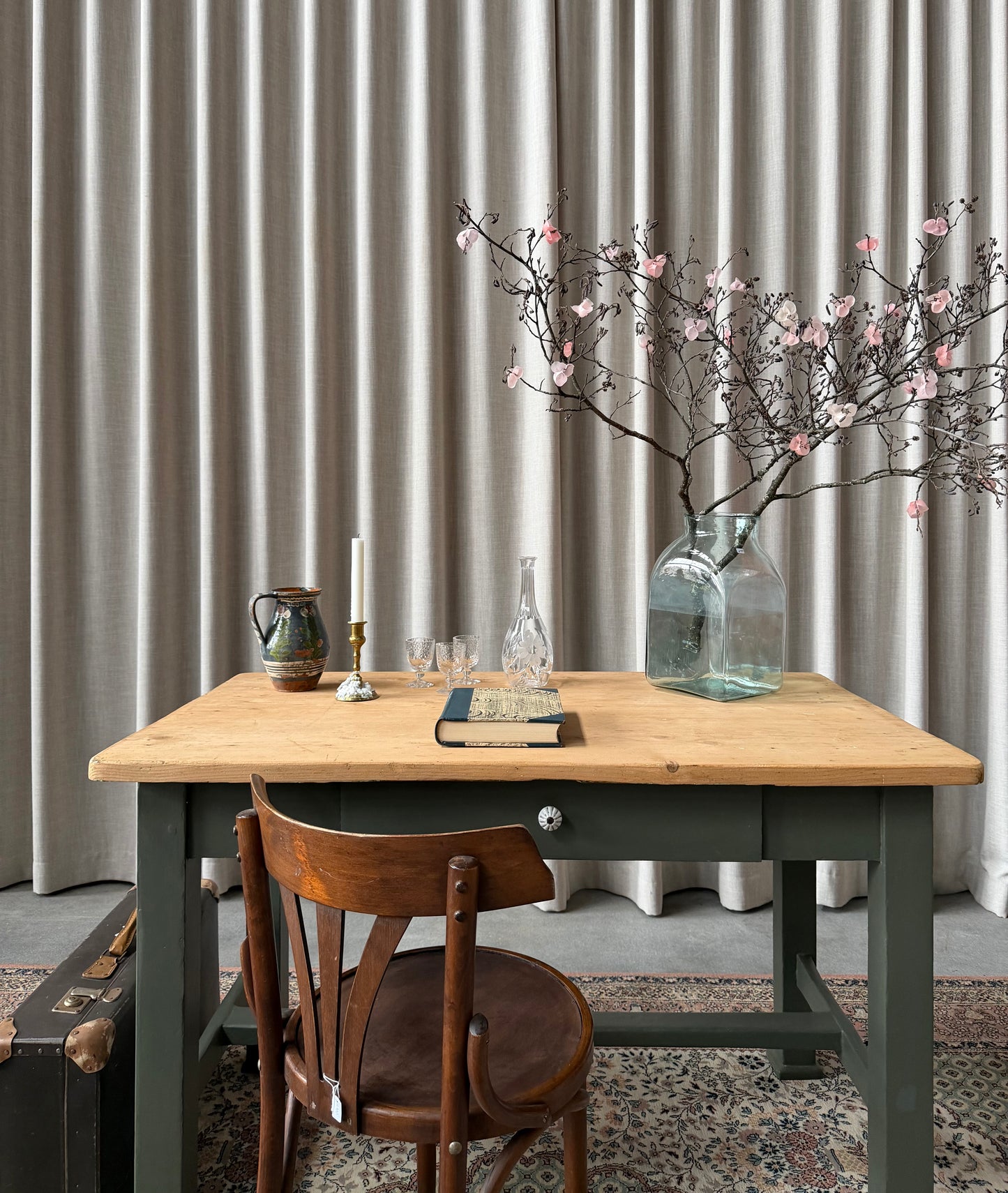 Ett vackert gammalt bord med fin patina som passar för både kontoret som skrivbord, det mindre köket eller planteringsbord i växthuset. Bordet har en liten låda med en ny porslinsknopp i äldre stil. 