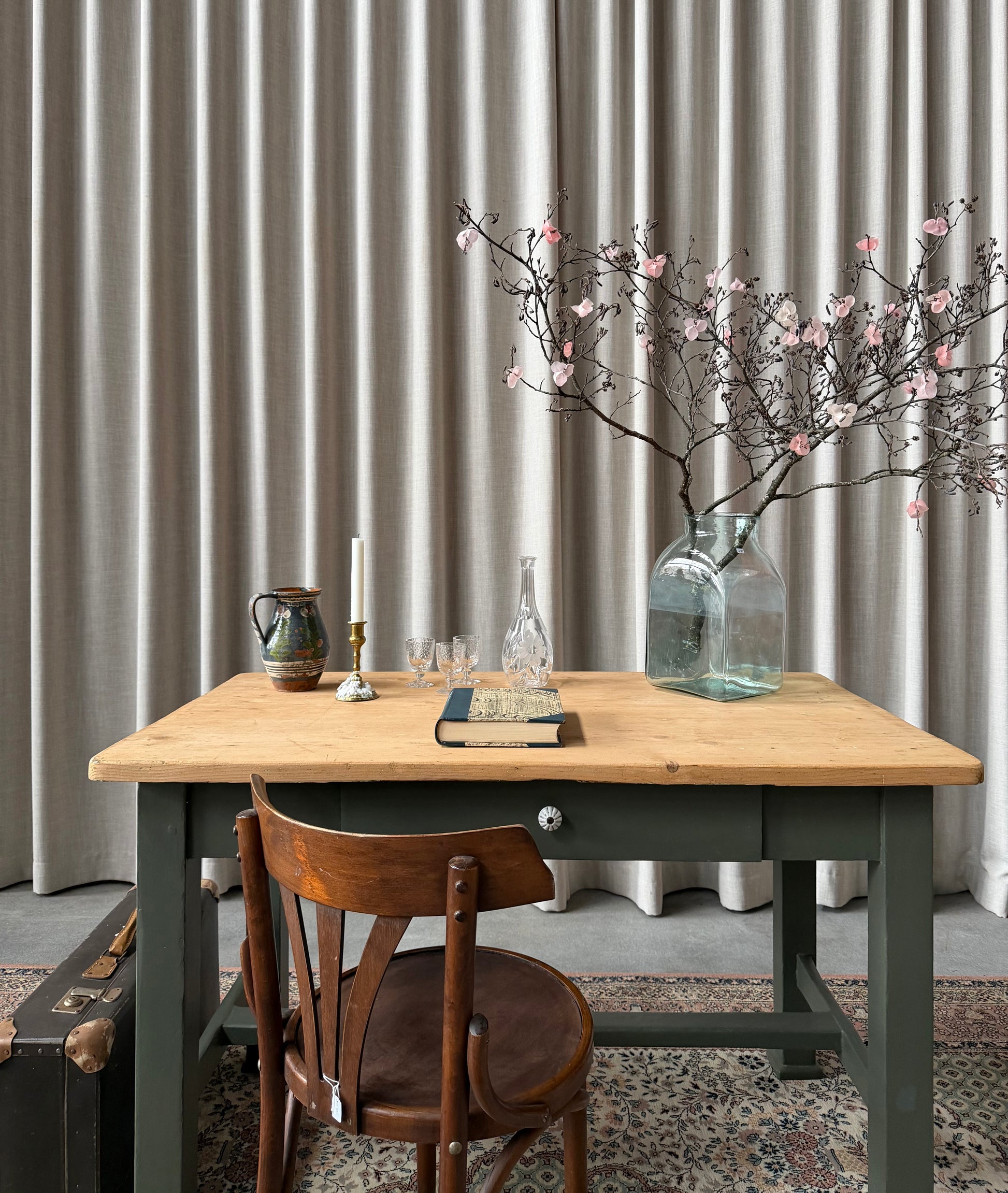 Ett vackert gammalt bord med fin patina som passar för både kontoret som skrivbord, det mindre köket eller planteringsbord i växthuset. Bordet har en liten låda med en ny porslinsknopp i äldre stil. 