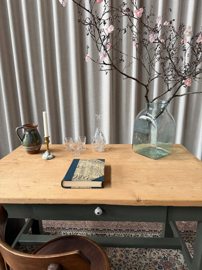 Ett vackert gammalt bord med fin patina som passar för både kontoret som skrivbord, det mindre köket eller planteringsbord i växthuset. Bordet har en liten låda med en ny porslinsknopp i äldre stil. 