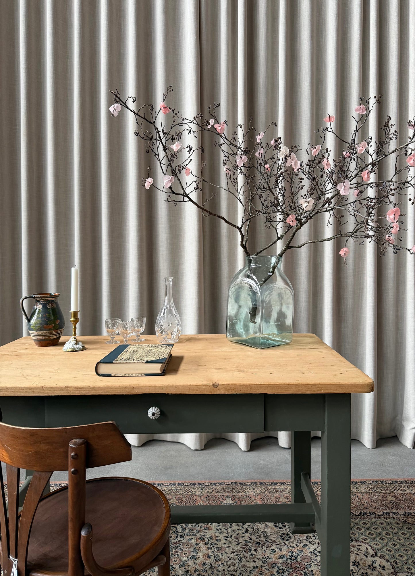 Ett vackert gammalt bord med fin patina som passar för både kontoret som skrivbord, det mindre köket eller planteringsbord i växthuset. Bordet har en liten låda med en ny porslinsknopp i äldre stil. 