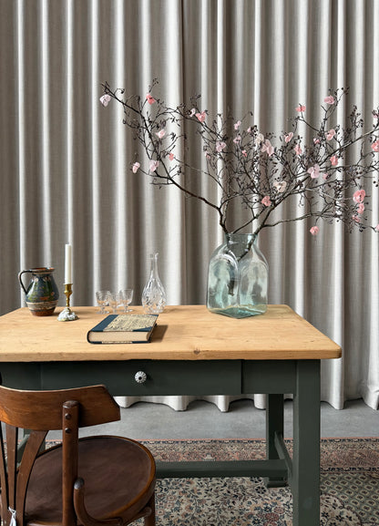 Ett vackert gammalt bord med fin patina som passar för både kontoret som skrivbord, det mindre köket eller planteringsbord i växthuset. Bordet har en liten låda med en ny porslinsknopp i äldre stil. 