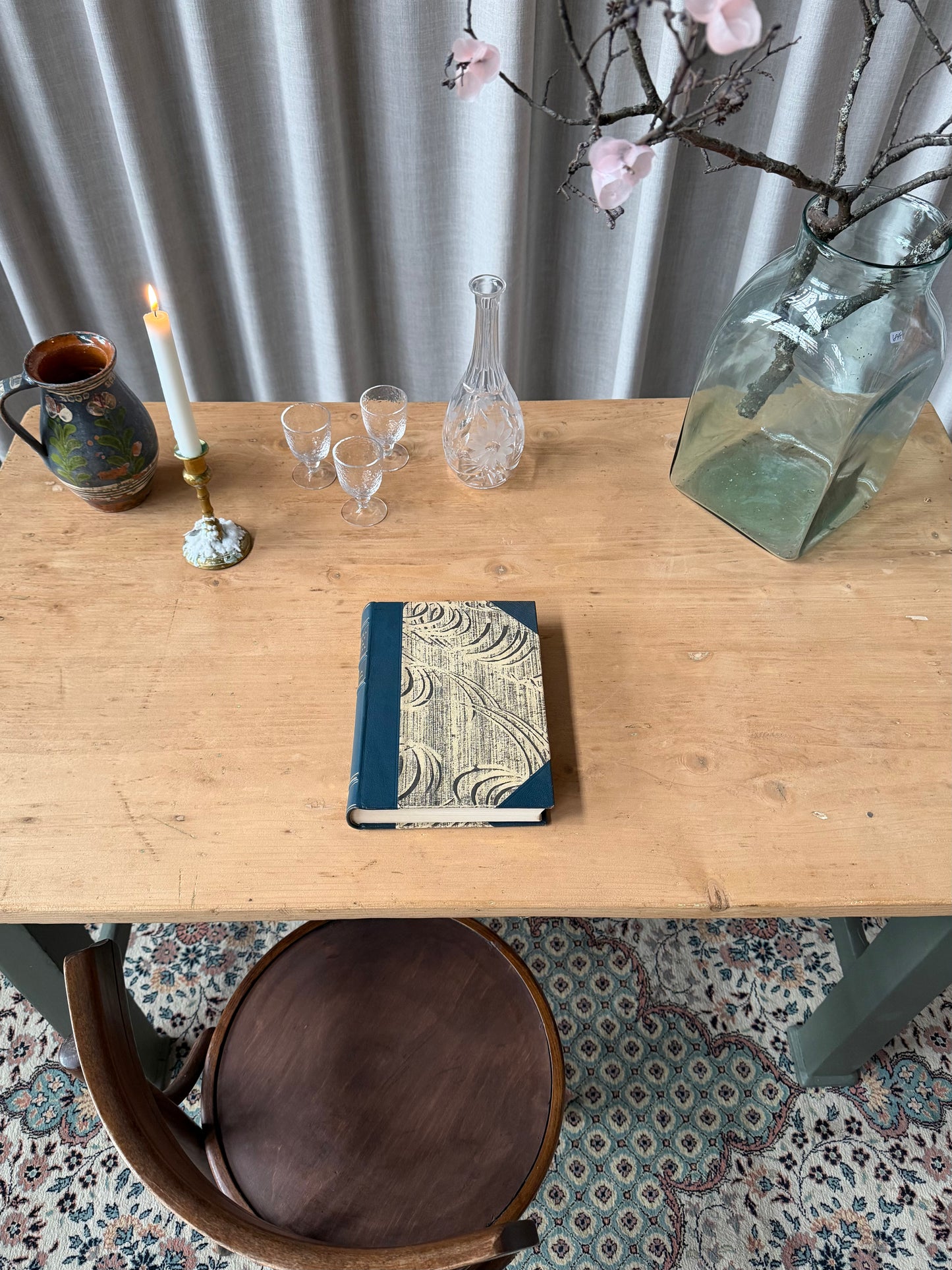 Ett vackert gammalt bord med fin patina som passar för både kontoret som skrivbord, det mindre köket eller planteringsbord i växthuset. Bordet har en liten låda med en ny porslinsknopp i äldre stil. 