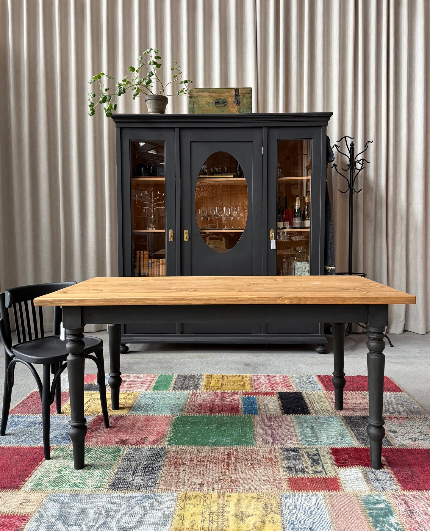 Ett vackert bord med en återbrukad toppskiva och ett nytillverkat underrede i furu.
Ben och sarg är penselmålade med en matt kalkfärg i en svart kulör. 