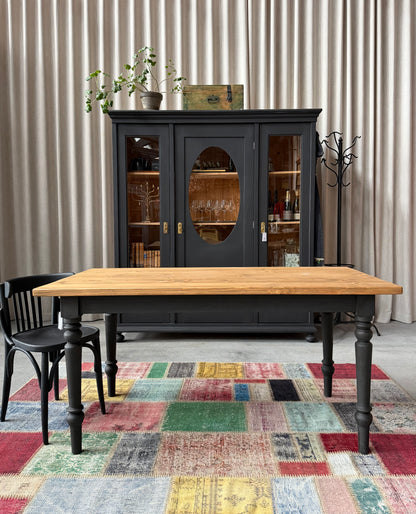 Ett vackert bord med en återbrukad toppskiva och ett nytillverkat underrede i furu.
Ben och sarg är penselmålade med en matt kalkfärg i en svart kulör. 