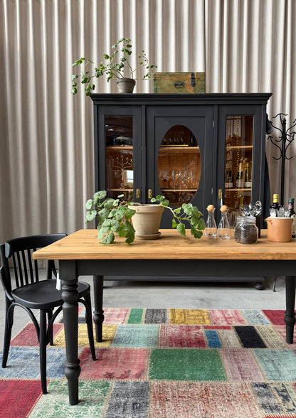 Ett vackert bord med en återbrukad toppskiva och ett nytillverkat underrede i furu.
Ben och sarg är penselmålade med en matt kalkfärg i en svart kulör. 