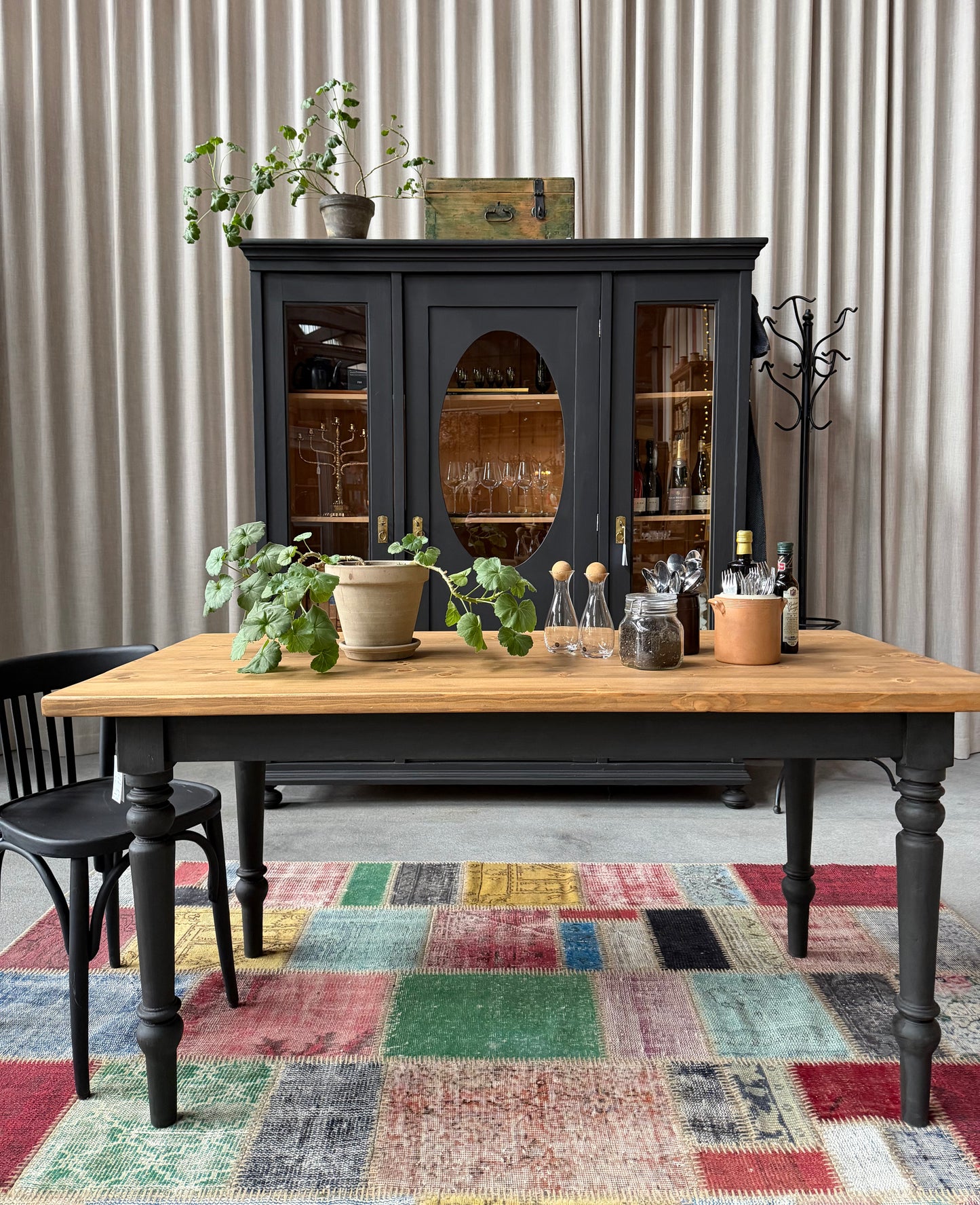 Ett vackert bord med en återbrukad toppskiva och ett nytillverkat underrede i furu.
Ben och sarg är penselmålade med en matt kalkfärg i en svart kulör. 