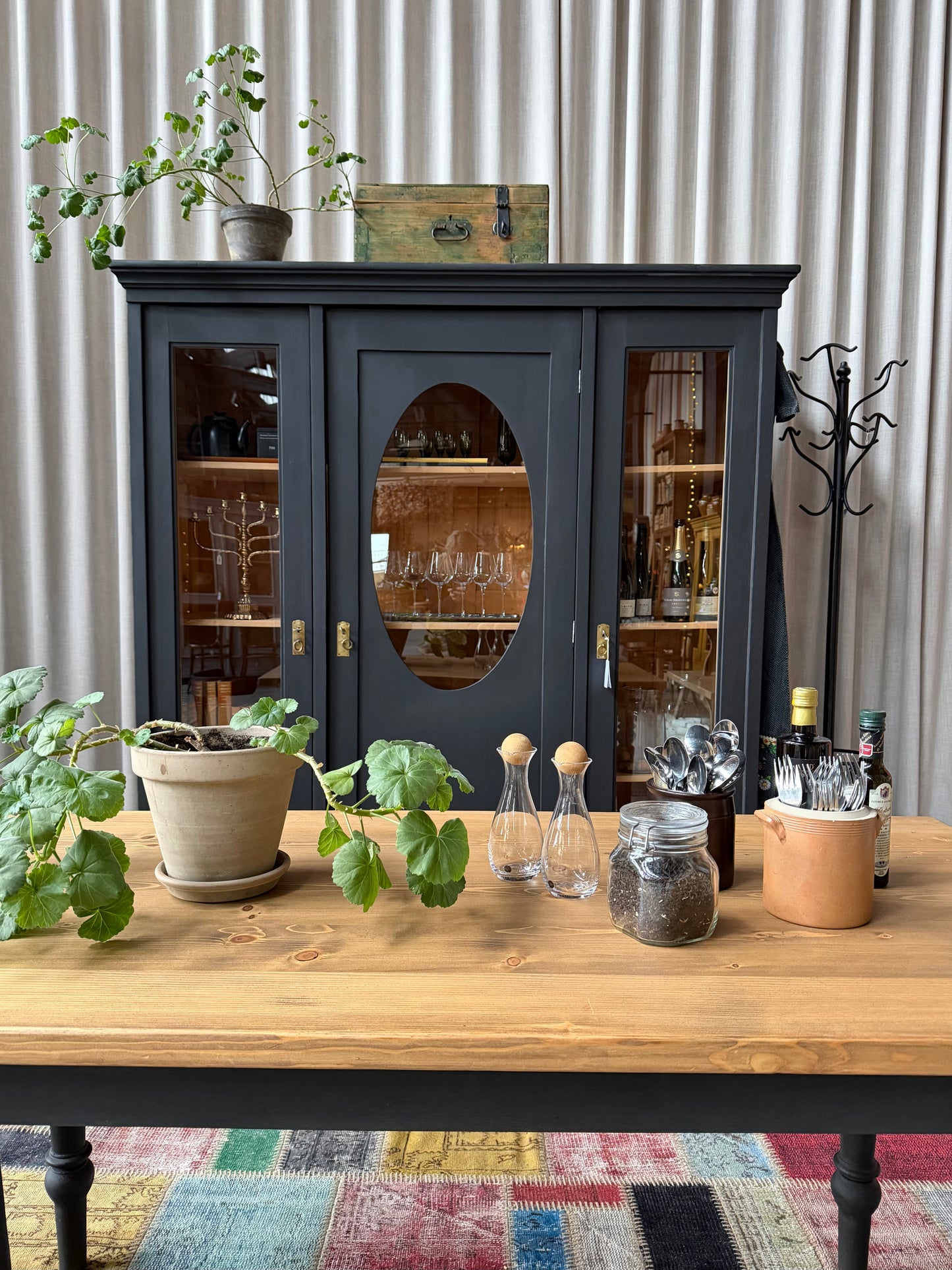 Ett vackert bord med en återbrukad toppskiva och ett nytillverkat underrede i furu.
Ben och sarg är penselmålade med en matt kalkfärg i en svart kulör. 