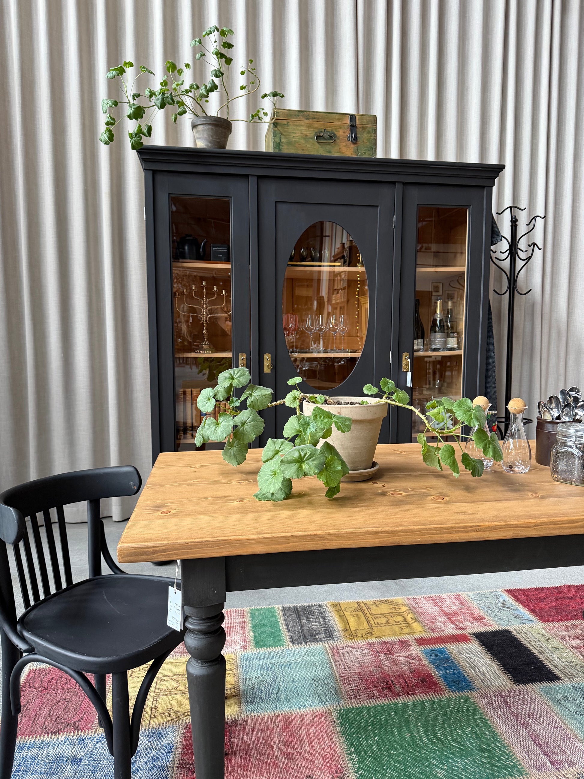 Ett vackert bord med en återbrukad toppskiva och ett nytillverkat underrede i furu.
Ben och sarg är penselmålade med en matt kalkfärg i en svart kulör. 