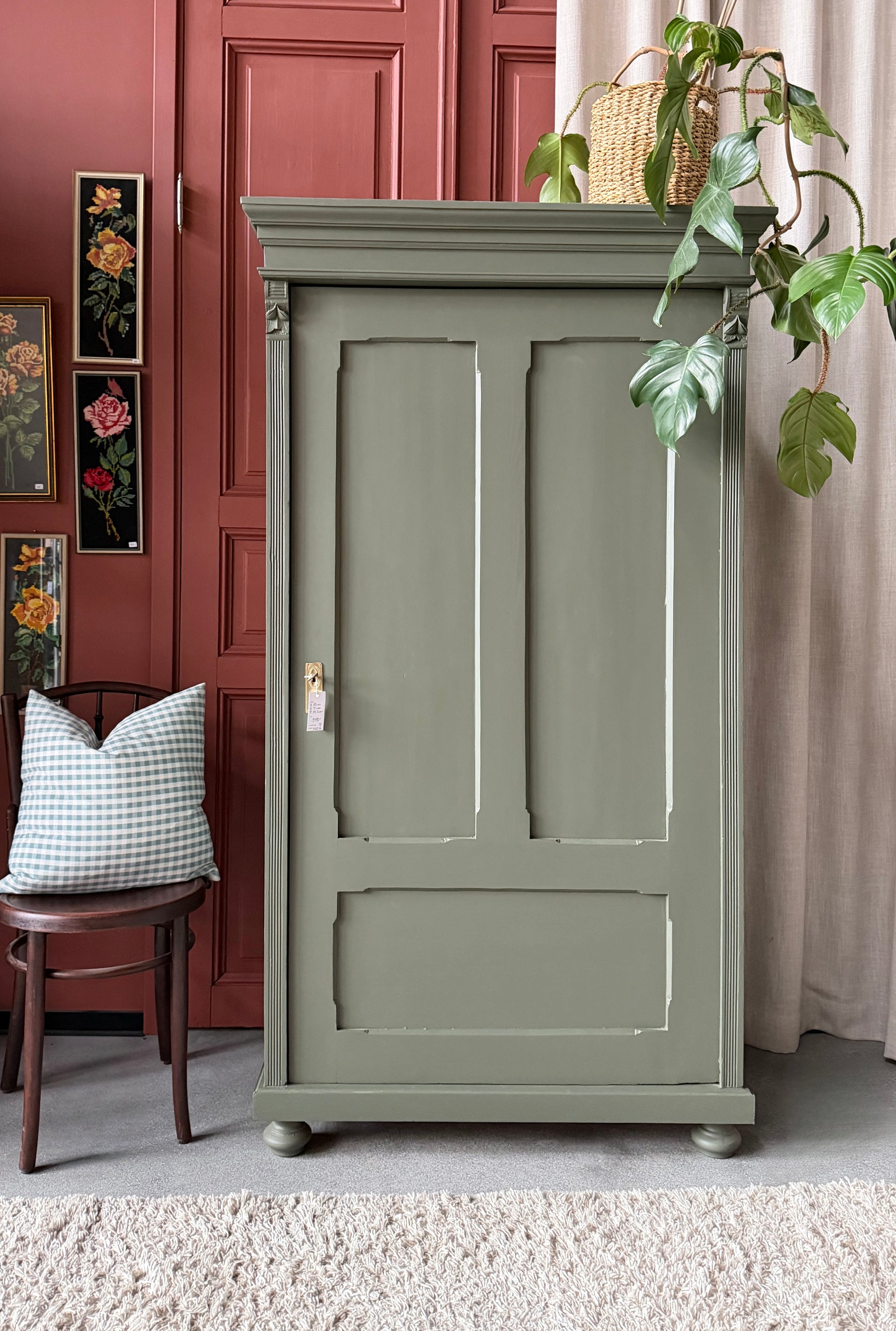 Ett gammalt vackert linneskåp med en högerhängd dörr och härliga former. 