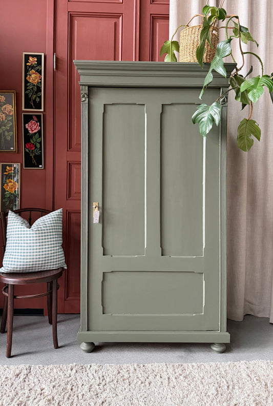 Ett gammalt vackert linneskåp med en högerhängd dörr och härliga former. 