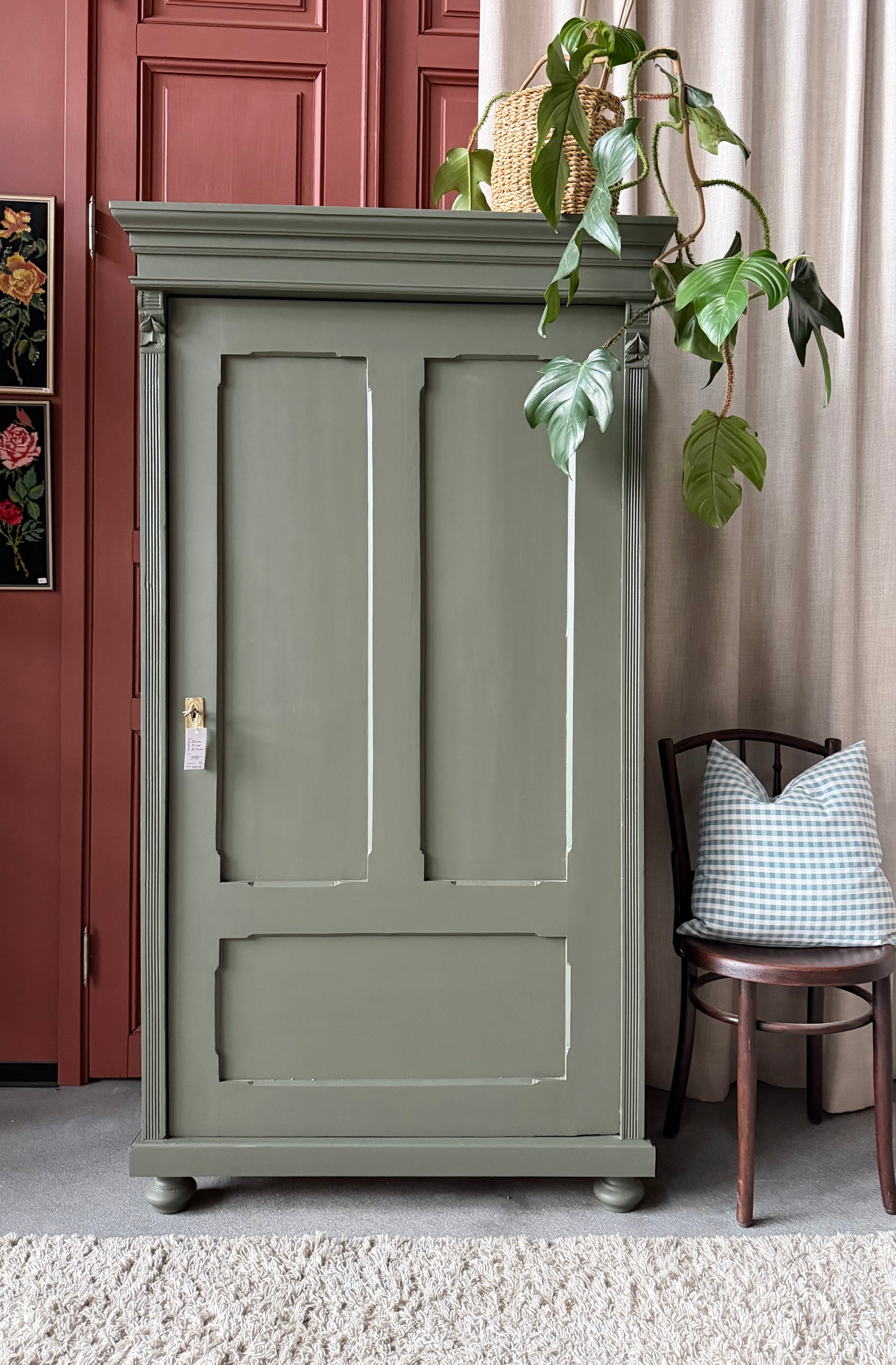 Ett gammalt vackert linneskåp med en högerhängd dörr och härliga former. 