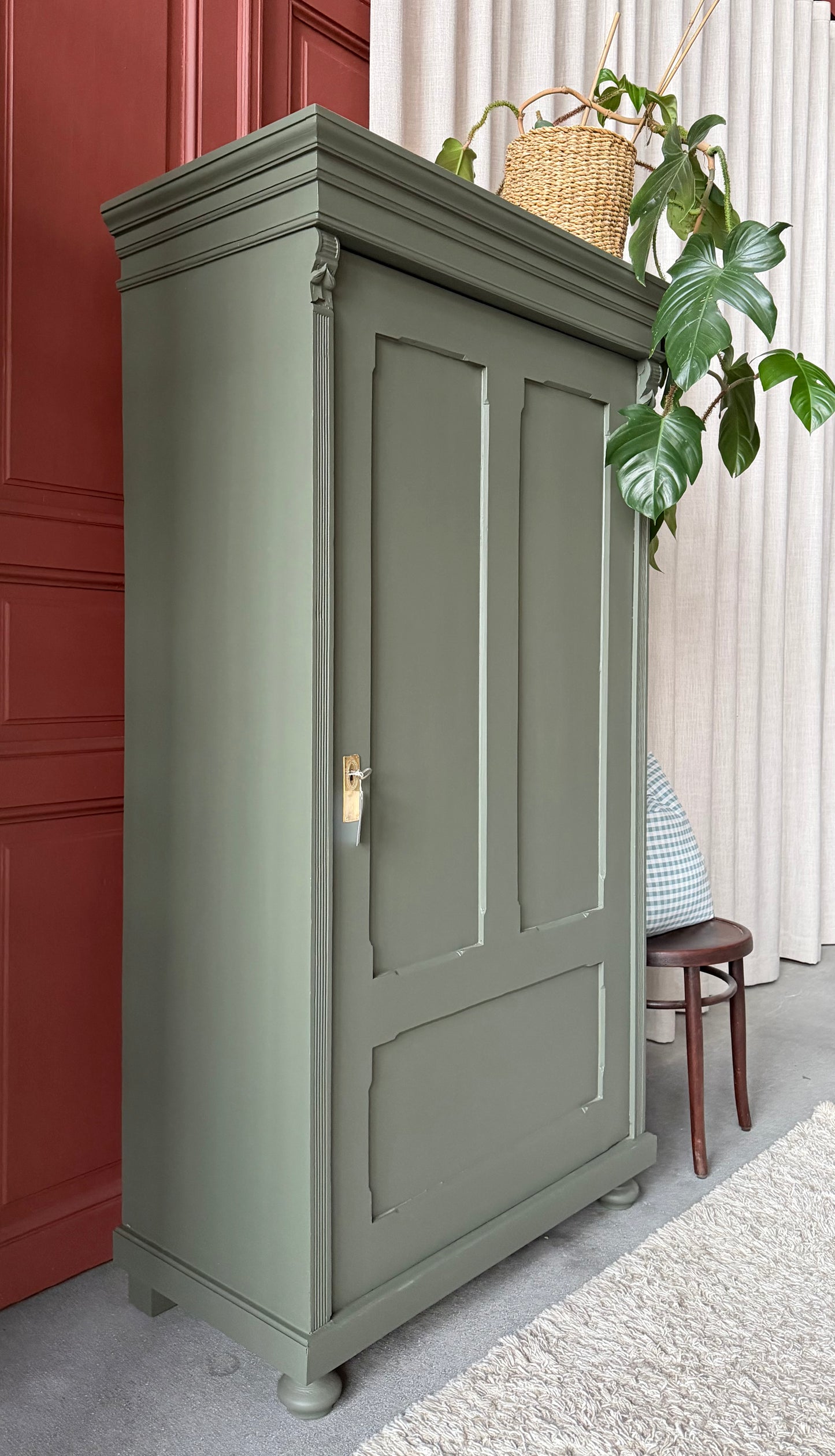 Ett gammalt vackert linneskåp med en högerhängd dörr och härliga former. 