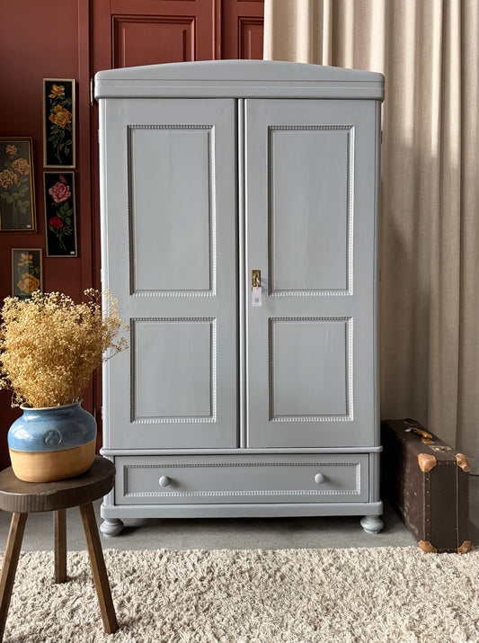 Ett gammalt fantastiskt vackert linneskåp med raka härliga former, rundat krön och fina detaljer. 