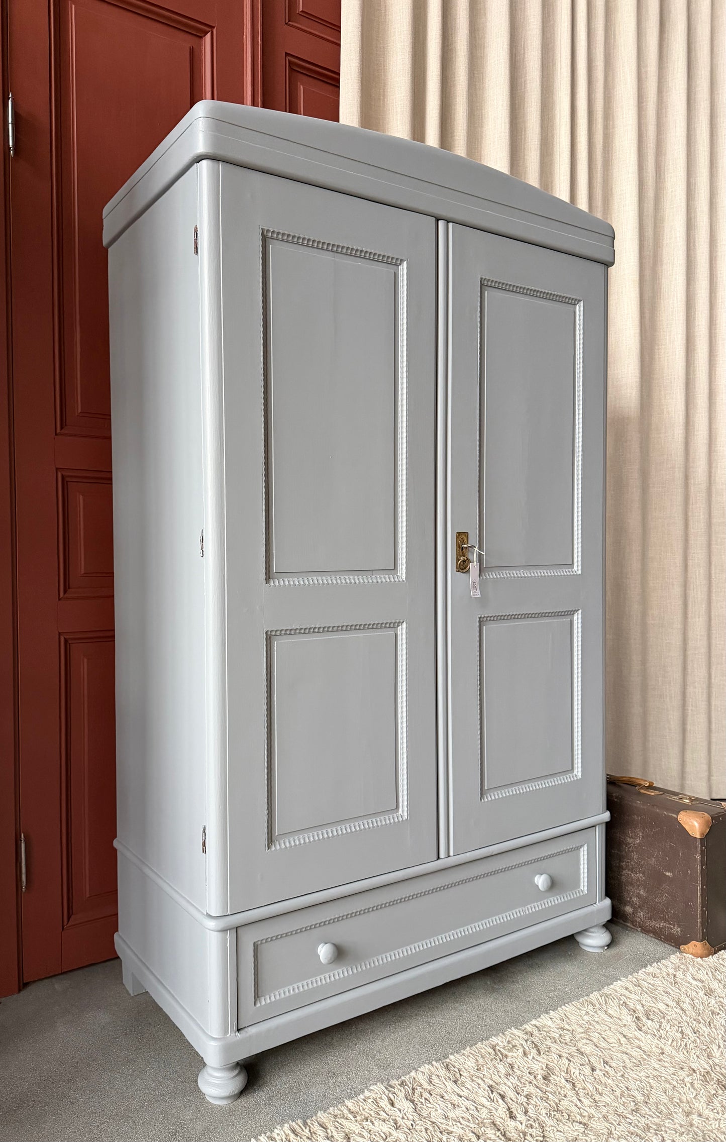 Ett gammalt fantastiskt vackert linneskåp med raka härliga former, rundat krön och fina detaljer. 