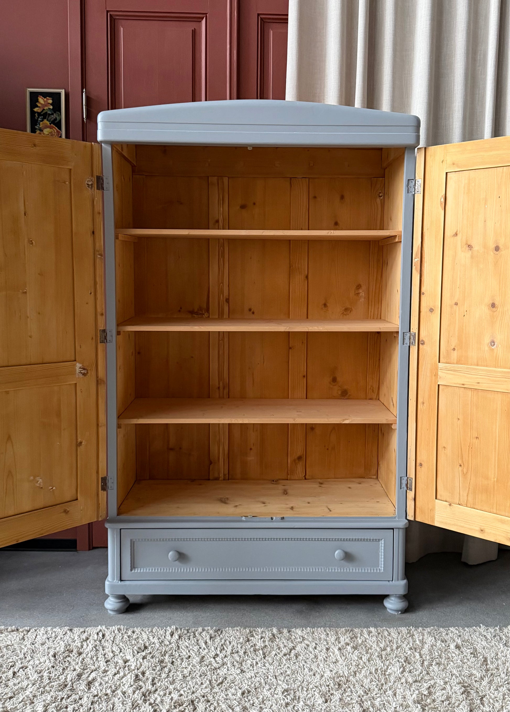 Ett gammalt fantastiskt vackert linneskåp med raka härliga former, rundat krön och fina detaljer. 