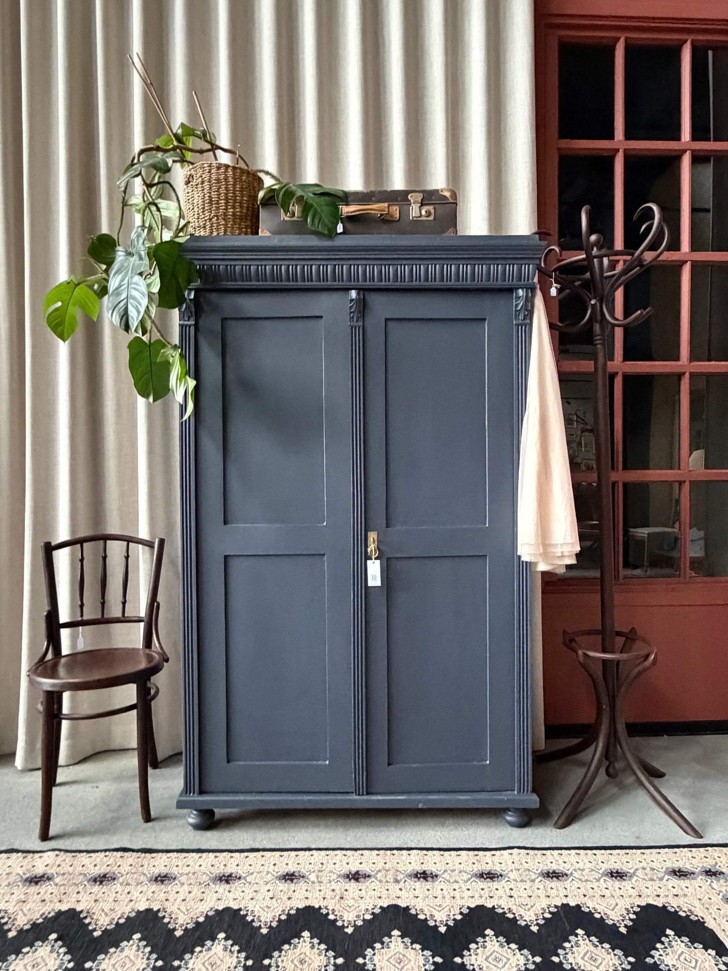 Ett gammalt fantastiskt vackert linneskåp med raka härliga former och fina detaljer. Skåpet har i dagsläget 3 st nya och fräscha hyllplan. 