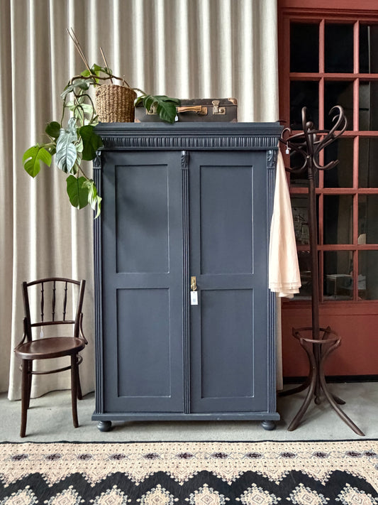 Ett gammalt fantastiskt vackert linneskåp med raka härliga former och fina detaljer. Skåpet har i dagsläget 3 st nya och fräscha hyllplan. 