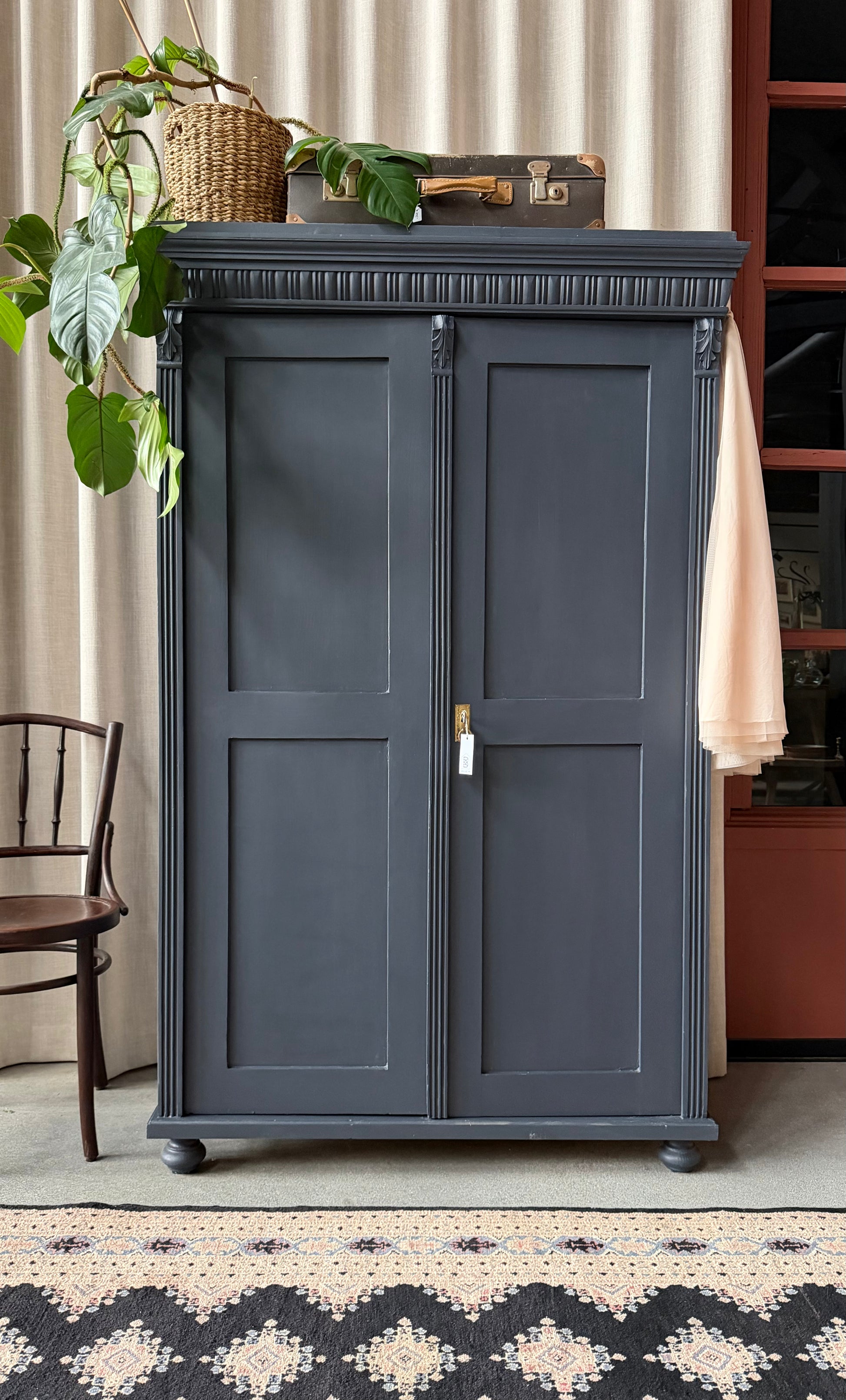 Ett gammalt fantastiskt vackert linneskåp med raka härliga former och fina detaljer. Skåpet har i dagsläget 3 st nya och fräscha hyllplan. 