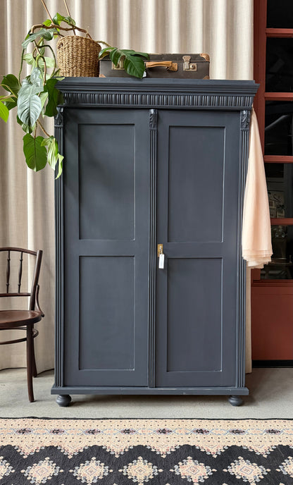 Ett gammalt fantastiskt vackert linneskåp med raka härliga former och fina detaljer. Skåpet har i dagsläget 3 st nya och fräscha hyllplan. 