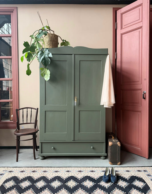 Ett gammalt vackert linneskåp med både runda och raka former och profilerade speglar.